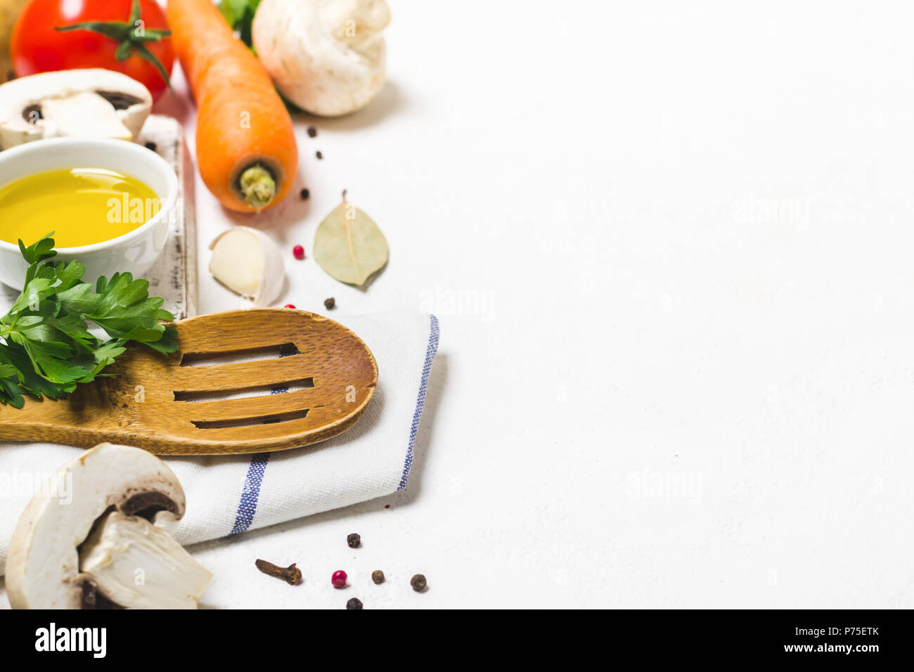 Essen kochen Hintergrund. Frisches Gemüse, Gewürze und Pilzen auf weißem Hintergrund. Stockfoto