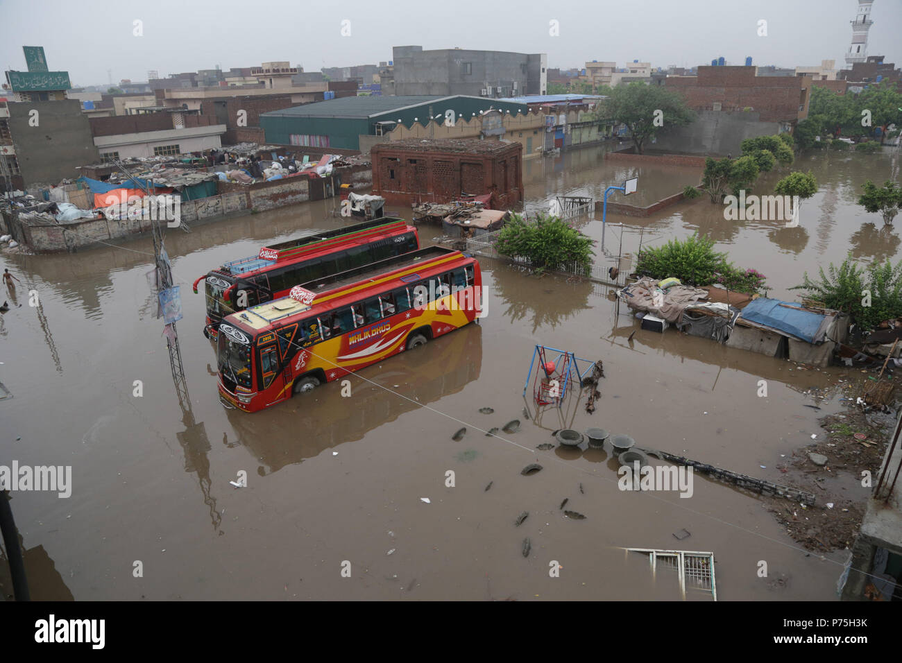 Pakistanische Einwohner von China Regelung durch Überflutete Straße nach dem heftigen Monsunregen in Lahore. Die laufenden vormonsun Regen spell hat wieder einmal schlagen die Stadt. Mindestens 6 Menschen wurden getötet, viele im Regen - Vorfälle verletzt. Gnadenlos als 238 mm Regen weitere drei Stunden den größten Teil der Stadt, die sich in den schlimmsten Staus sowie ernsthafte Unannehmlichkeiten für die Bürger überschwemmt. Das Met Office hat gesagt, dass aufgrund der hohen Druck Monsun Ströme durchdringen im Land, die Punjab Hauptstadt sowie anderen Städten, weiterhin Regen für die nächsten zwei zu erhalten d Stockfoto