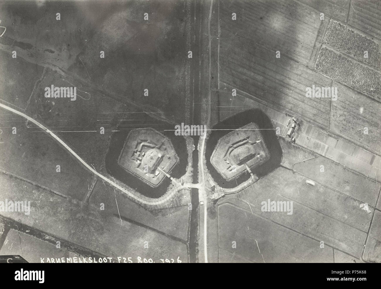 Englisch: Luchtfoto van de Werken aan de Karnemelksloot from 800 m Hoogte, Naarden, Noord-Holland, Nederland. 1926 159 Luchtfoto van de Werken aan de Karnemelksloot Stockfoto