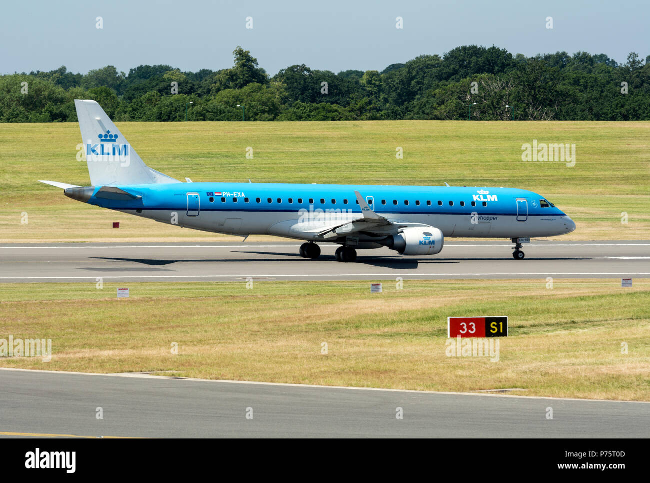 KLM Cityhopper Embraer 190 Bereit zum Abheben im Flughafen Birmingham, UK (PH-EXA) Stockfoto