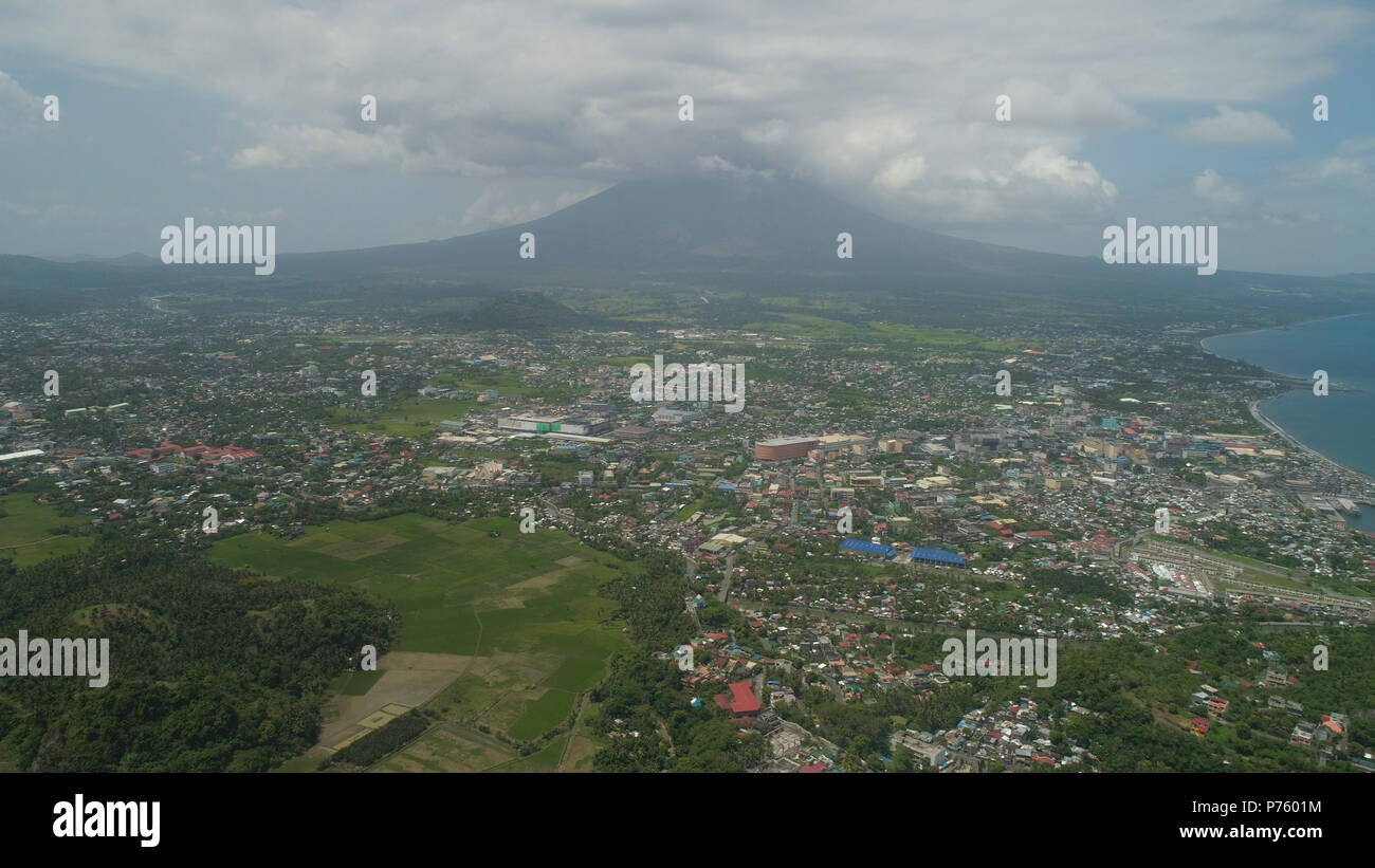 Luftaufnahme der Stadt Legazpi im Hintergrund Mayon Vulkan. Tropische Landschaft Stadt, in der Nähe Vulkan auf Seashore, Philippinen, Luzon. Stockfoto