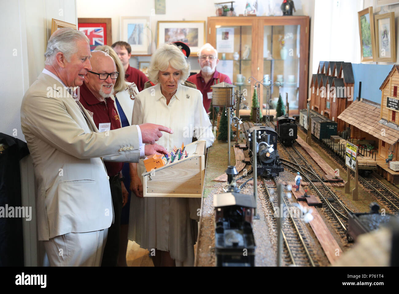 Der Prinz von Wales und die Herzogin von Cornwall versuchen, eine Modelleisenbahn bei einem Besuch in Kuusamo Bahnhof anläßlich des 150. Jahrestages der Herzen von Wales Bahnstrecke zu markieren. Stockfoto