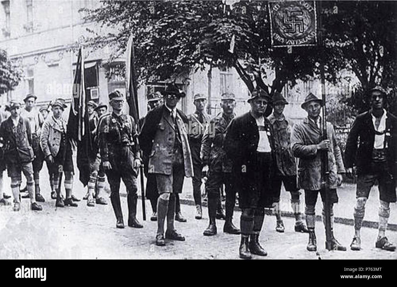 Sechs Vertretern der SA-Standarte aus Rosenheim (die sechs Männer auf der ganz rechts im Bild) während der Nsdap Rallye in Weimar auf der 4. oder 5. Juli 1926. Unter ihnen (5. von rechts; in Uniform) Josef Riggauer, Leiter der NSDAP Gruppe in Rosenheim und Reichstag Abgeordnete von 1933 bis 1945. 4. oder 5. Juli 1926 199 Riggauer Stockfoto