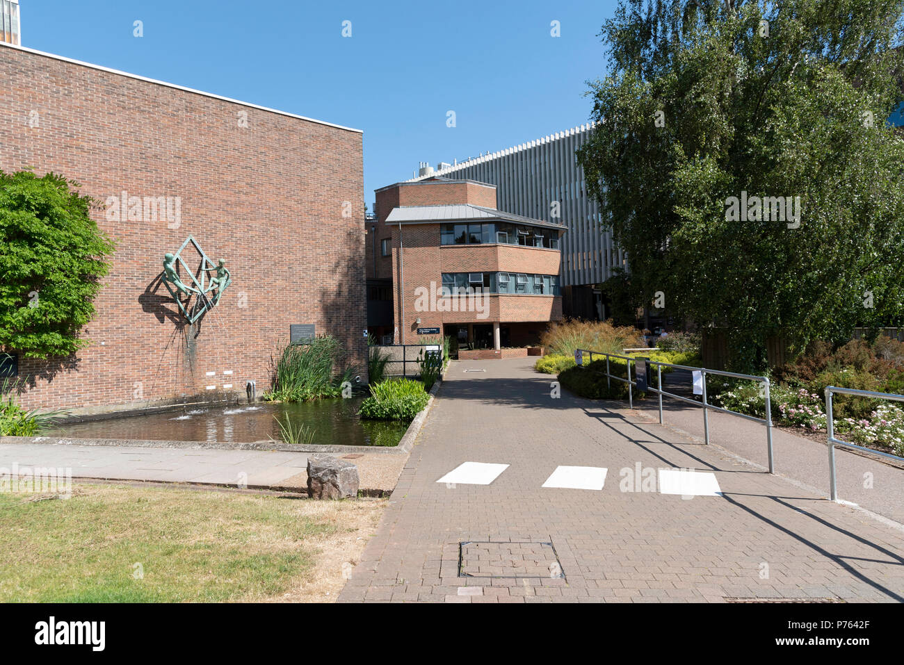 Der Universität Exeter, die streatham Campus, Exeter, Devon, England, UK. Das Henry Wellcome Gebäude für Biokatalyse & Wasser im Speicher der Antho scuplture Stockfoto