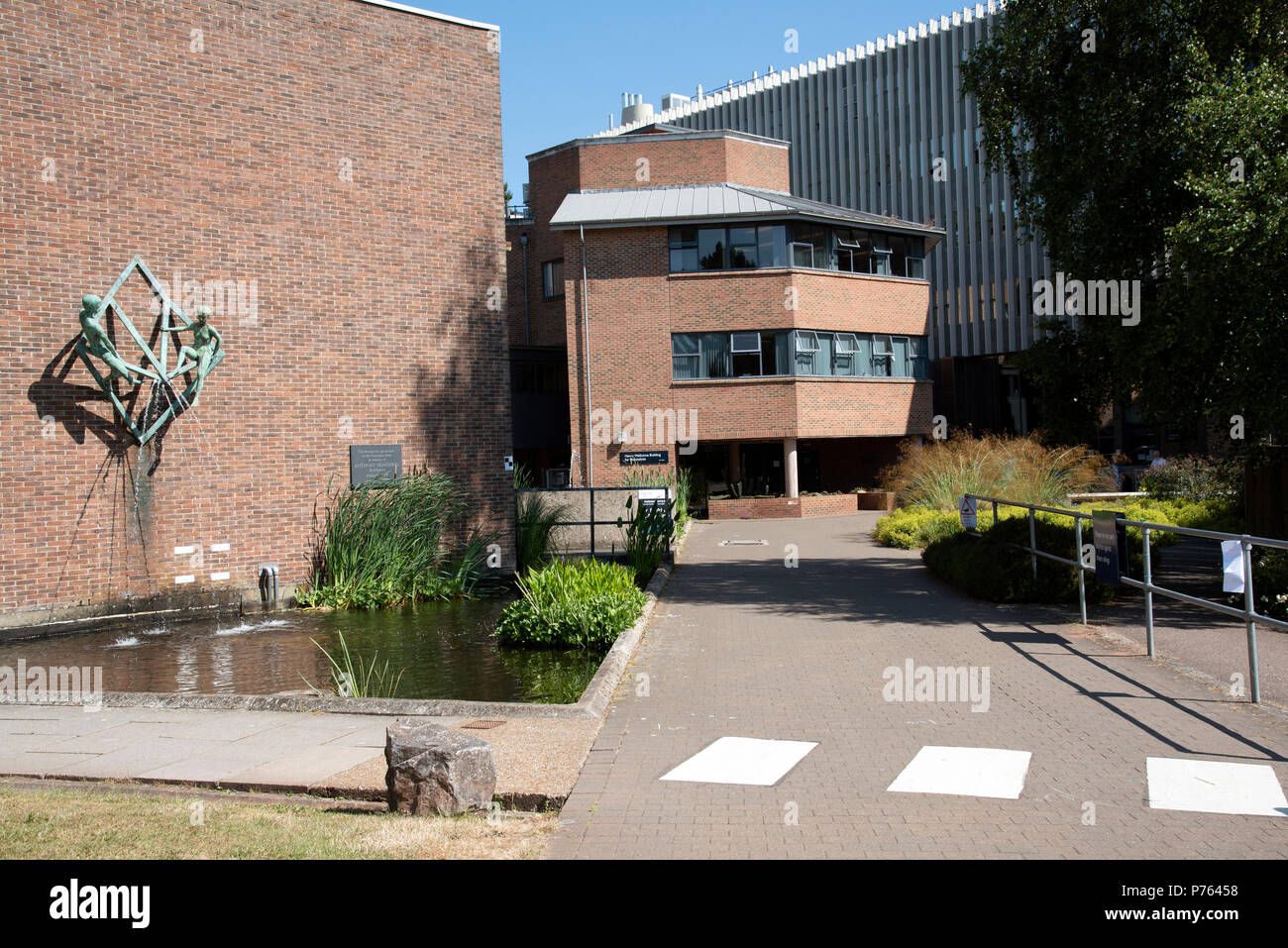 Der Universität Exeter, die streatham Campus, Exeter, Devon, England, UK. Das Henry Wellcome Gebäude für Biokatalyse & Wasser im Speicher der Antho scuplture Stockfoto