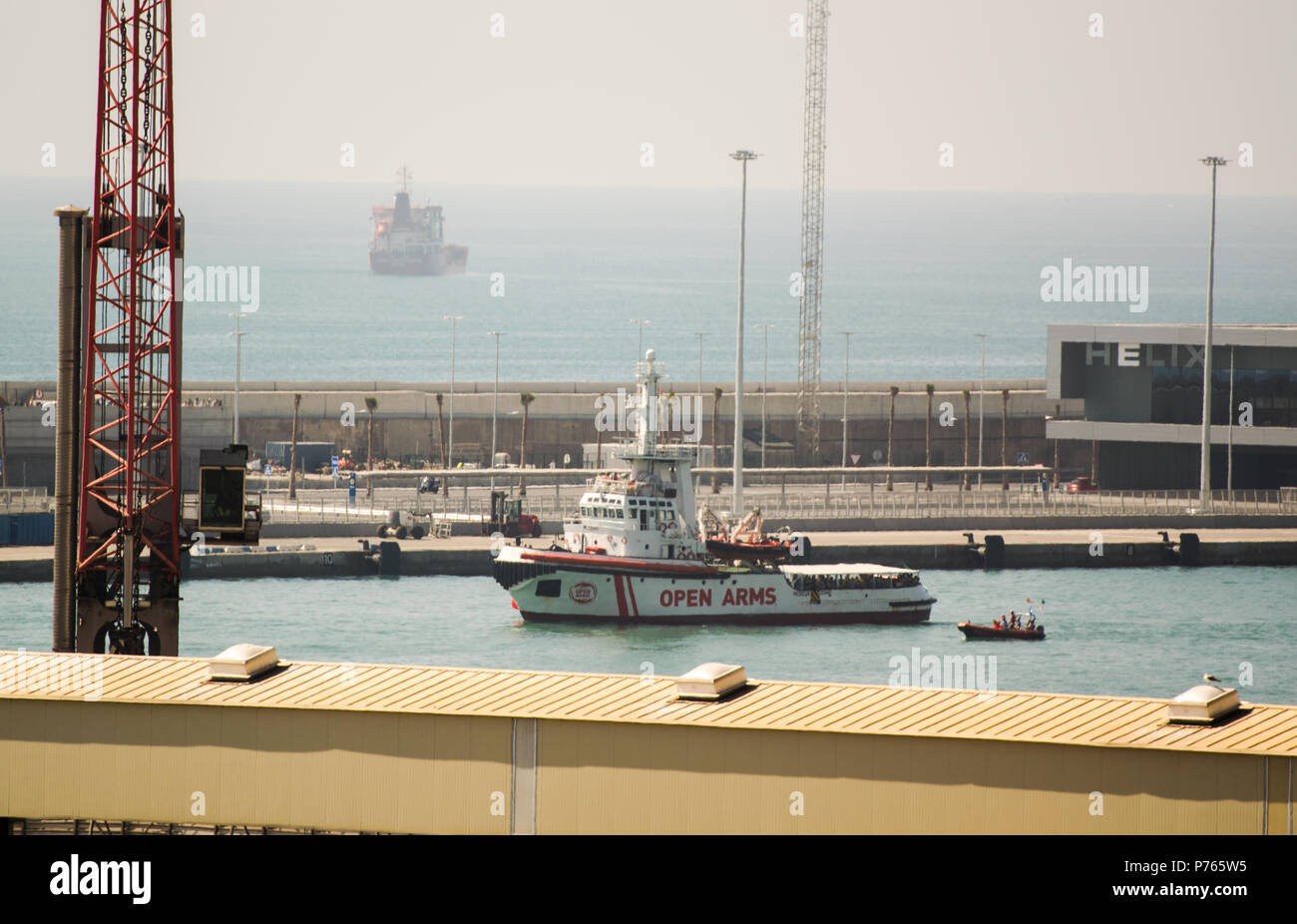 BARCELONA Juli 4, Proactiva offenen Armen Schiff im Hafen von Barcelona kommt am 4. Juli 2018 in Barcelona. Stockfoto