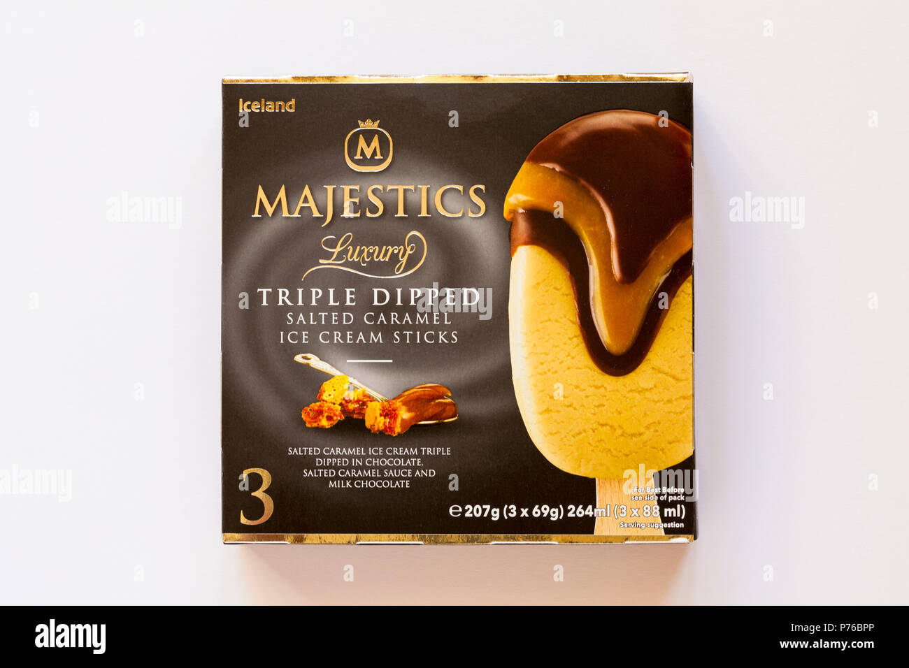 Box von Island Majestics Luxus Doppel- Abblendlicht gesalzen Karamell ice cream Sticks auf weißem Hintergrund Stockfoto