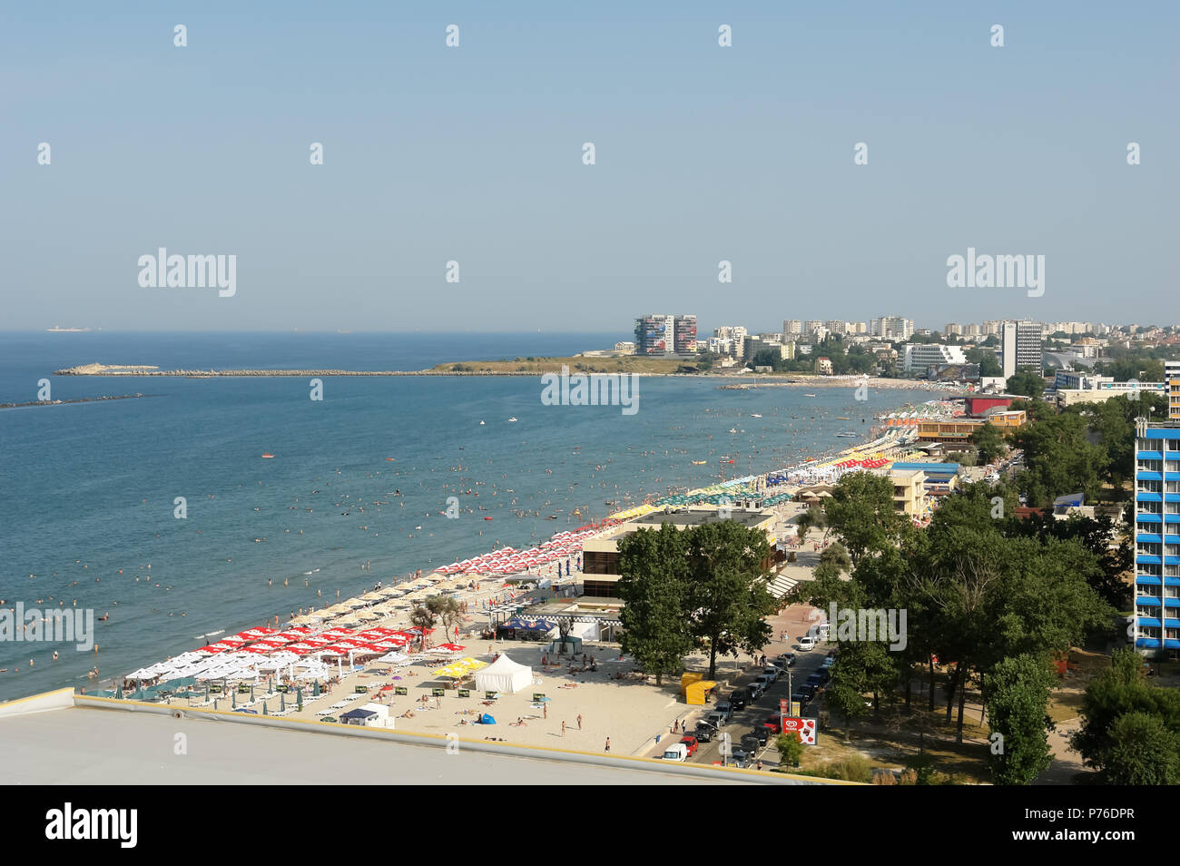 Constanta, Rumänien - Juli 4, 2012: Panoramablick auf die Küste des Schwarzen Meeres Ferienort Mamaia mit Sandstränden. Stockfoto