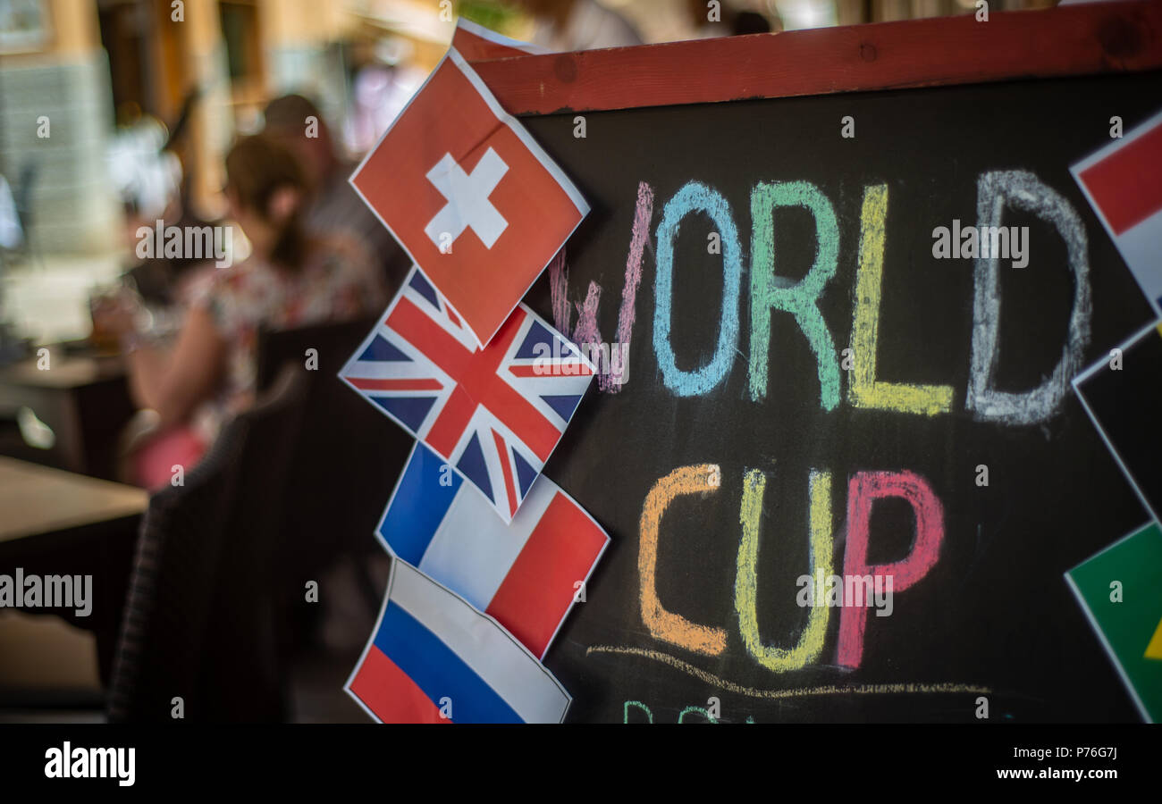 Personen, die ein WM-Fußballspiel in einem Straßencafe in Europa Stockfoto
