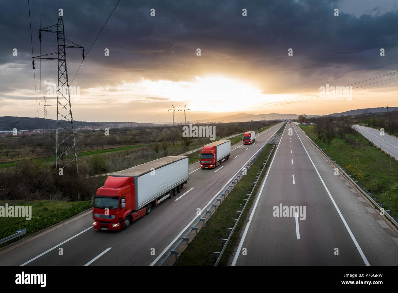 Wohnwagen oder LKW-Konvoi der roten Linie auf der Autobahn Stockfoto