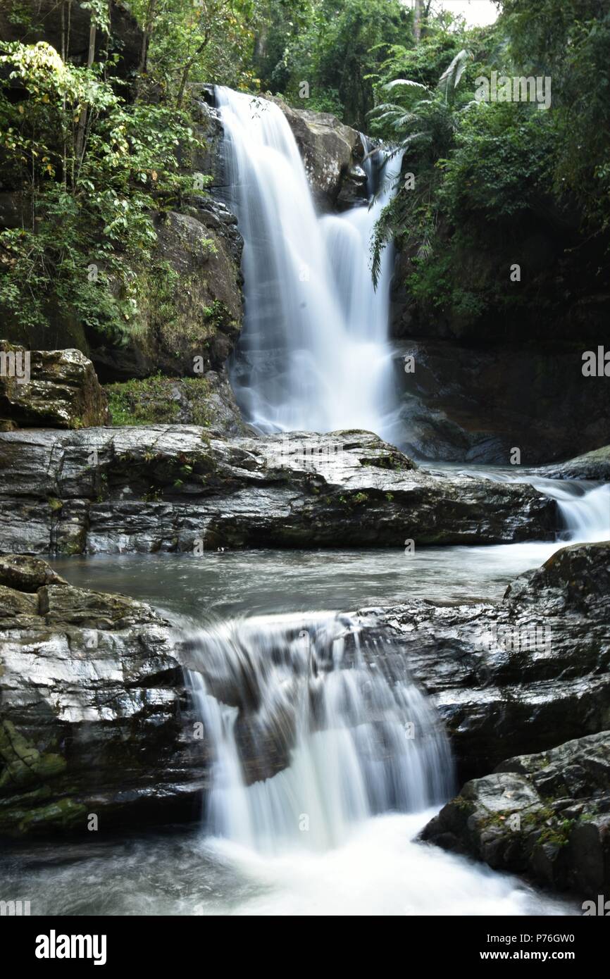 Erstaunliche Aussicht auf die Wasserfälle in der Nähe von Brimore Mankayam Immobilien - Trivandrum. Stockfoto