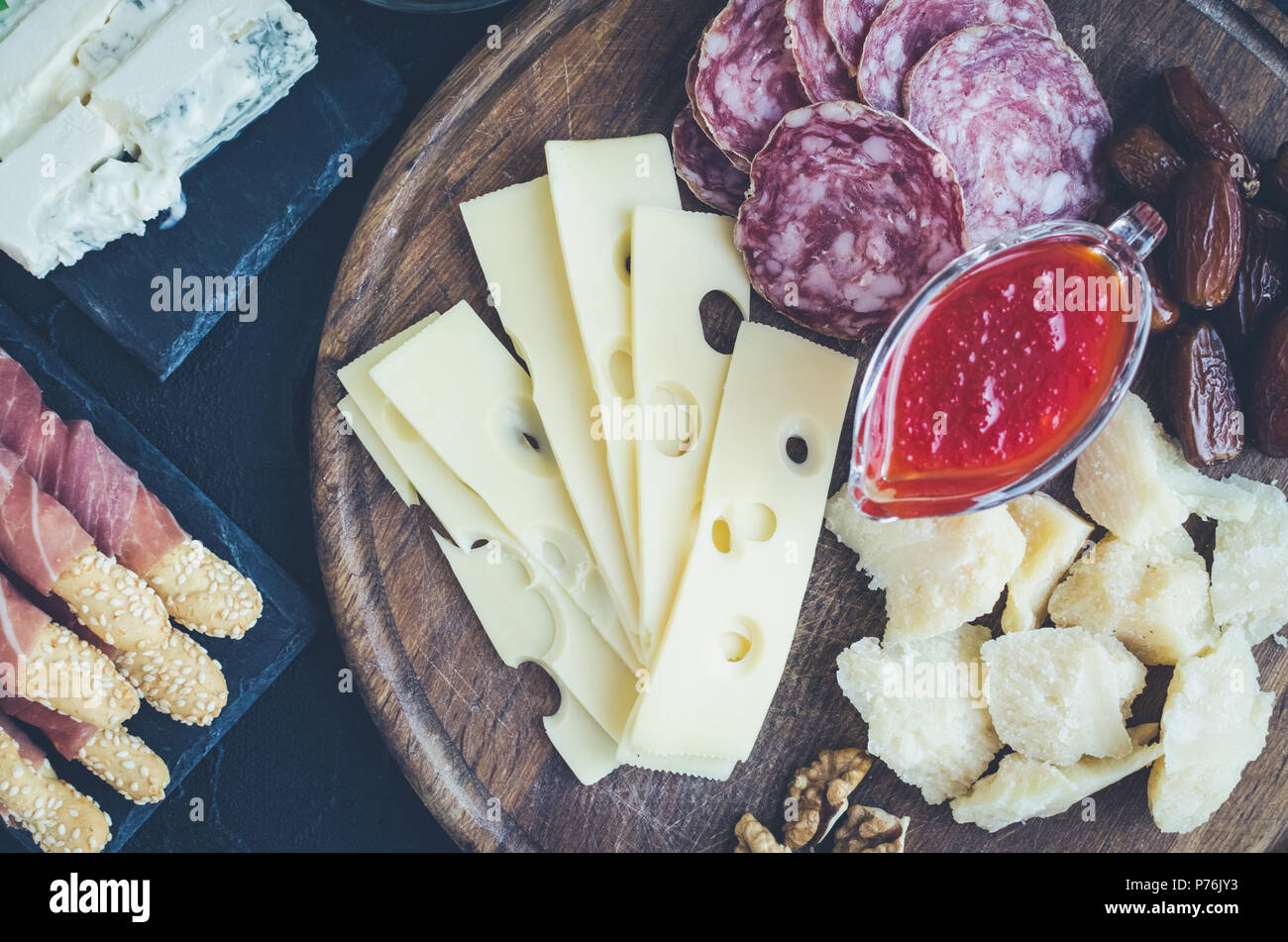 Tabelle mit mediterranen Vorspeisen, Tapas und Antipasti. Verschiedene italienische Küche. Leckerer Snack auf Party oder Picknick. Schneidbrett mit mir Stockfoto