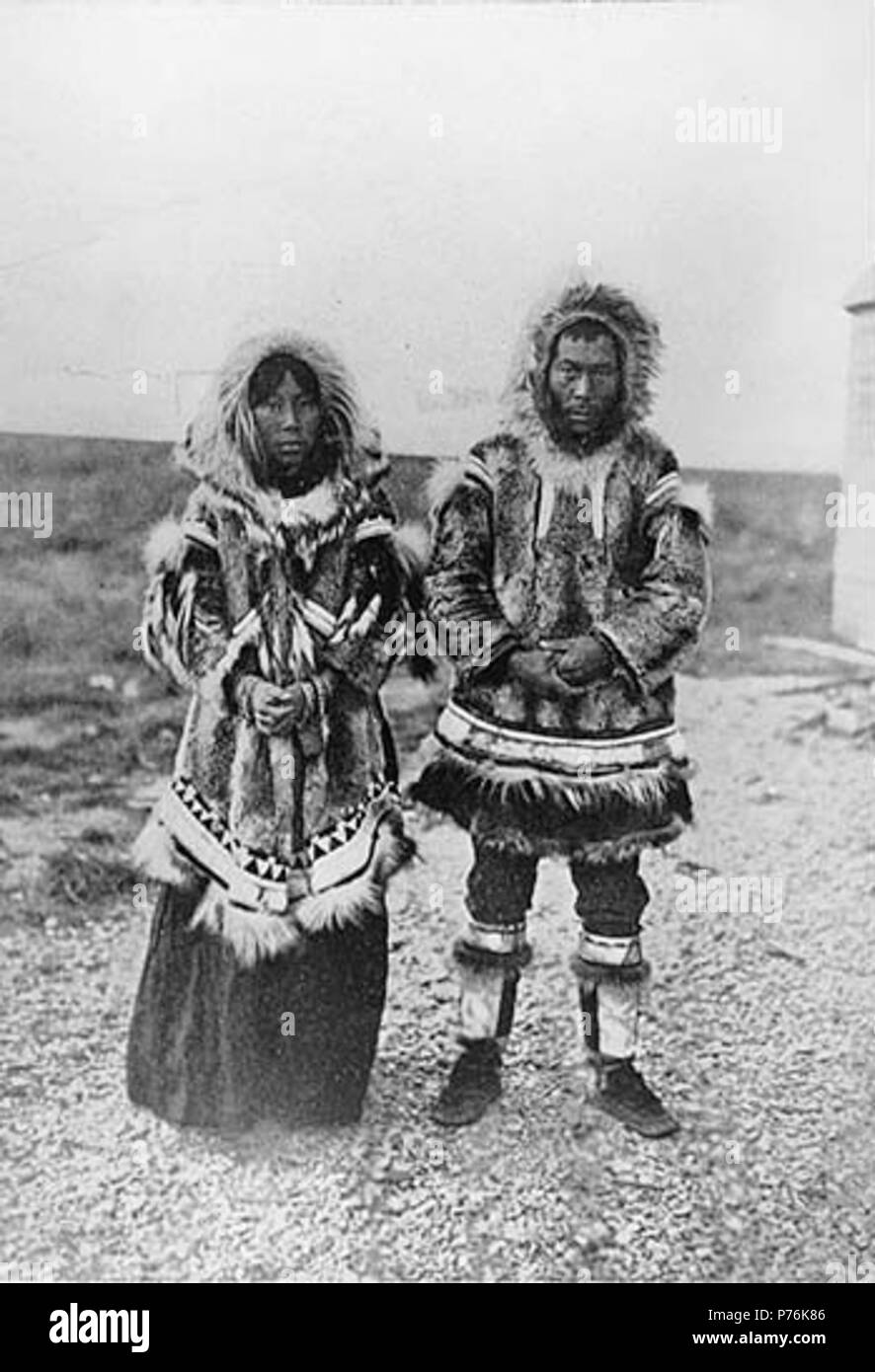 . Englisch: eskimos als "Prinzessin Ker-Leng - ner und ihr Mann das Tragen von Pelz Parkas, Port Clarence, Alaska, 1900 bekannt. Englisch: Legende auf Bild: "Princess Ker-Leng - ner und ihr Ehemann, Port Clarence, Alaska' Bild im Hegg Album 14, Seite 30. Themen (LCTGM): Fell Kleider - Alaska --Port Clarence Themen (LCSH): Eskimos - Alaska --Port Clarence; Ker-Leng - ner. 1900 4 Eskimos bekannt als Prinzessin Ker-Leng - ner und ihr Mann das Tragen von Pelz Parkas, Port Clarence, Alaska, 1900 HEGG (6) Stockfoto