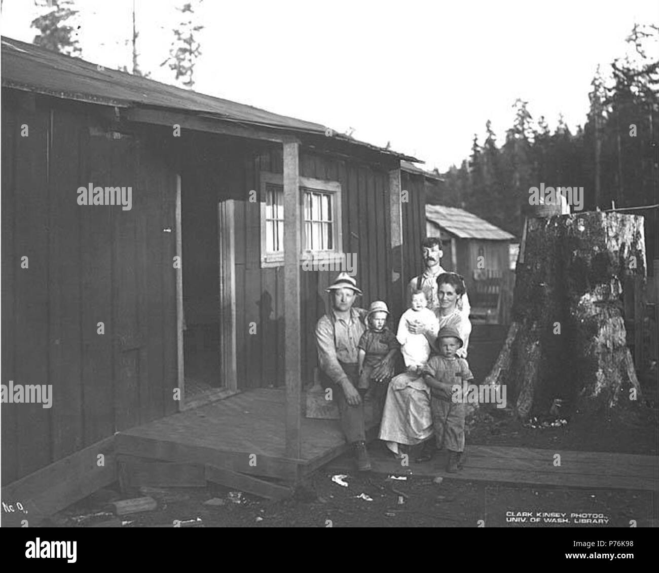 . Englisch: Familie Gruppe bei logging Camp, Goodyear Logging Company, Ca. 1919. Englisch: Legende auf Bild: Nr. 9 PH-Coll 516.1391 der Goodyear Logging Company wurde im Geschäft von Ca. 1915 bis Ca. 1924, in Clallam Bay gehabt. 1922 gab es 175 Mitarbeiter. Clallam Bay ist eine Gemeinschaft, die auf der Ostseite des Clallam Bay, Straße von Juan de Fuca, im Nordwesten Clallam County. Es war für die Bucht, die auf British Admiralty Charts 1846 aufgeführt wurde von Kapitän Henry Kellet als Callam, seine Anglicized Version des Indischen Namen benannt. Der Name der Bucht, wie von clallam Inder ausgeprägt, kann Logic Stockfoto