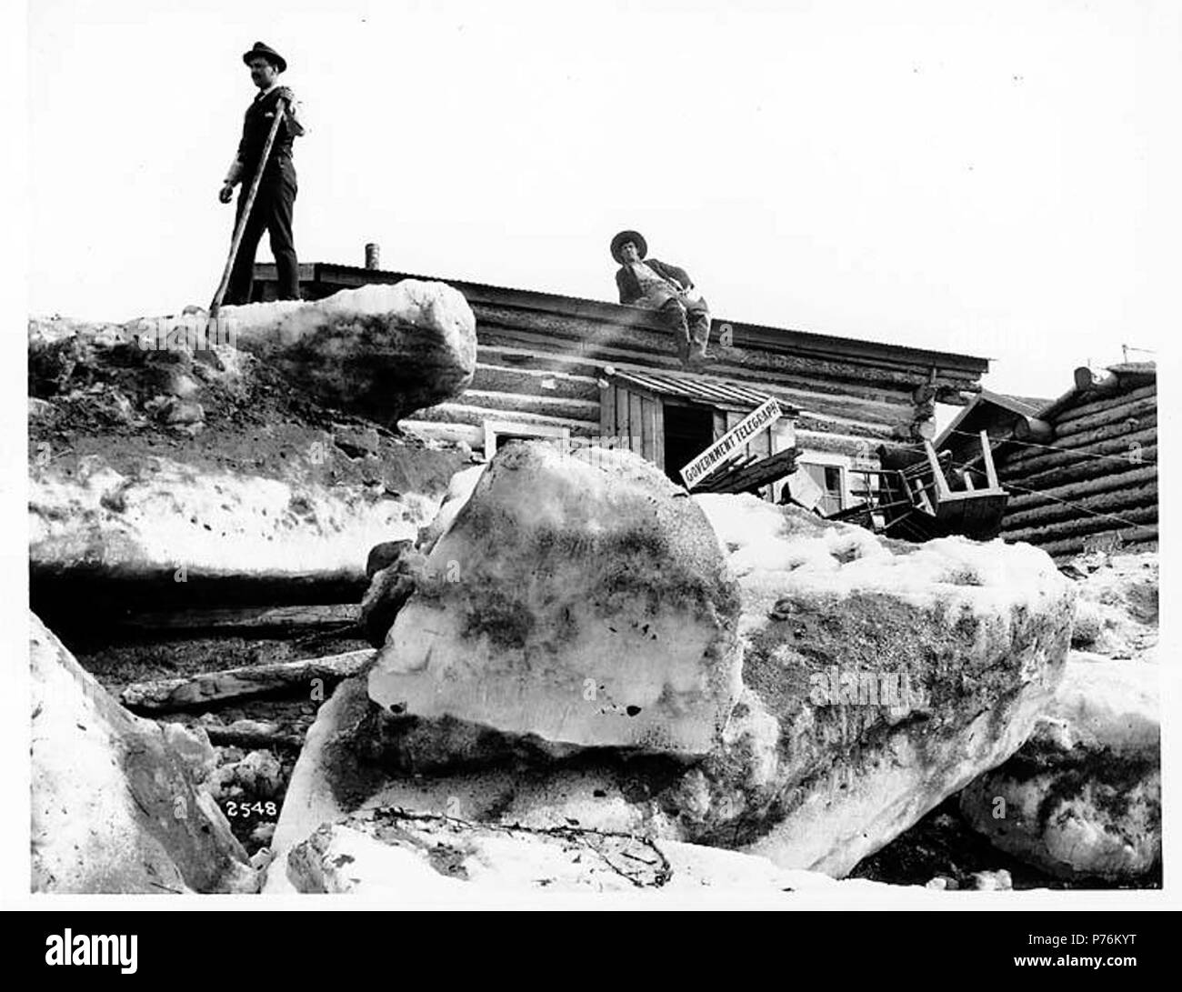 . Englisch: Eisschollen neben der Regierung Telegrafenamt, Fortymile, Ca. 1905. Englisch: Legende auf Bild: 2548 auf der Rückseite des Bildes: Regierung Telegraph Station bei 40 Meile Themen (LCTGM): Ice - Alaska - Fortymile; Fernschreiber Büros - - Alaska - Fortymile; Log Bauten - - Alaska - Fortymile. ca. 1904 6 Eisschollen neben der Regierung Telegrafenamt, Fortymile, ca 1905 (NOWELL 131) Stockfoto