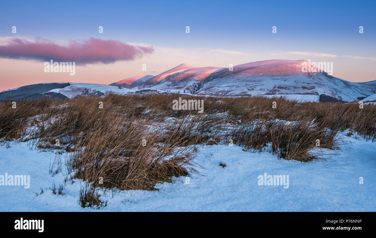 Die Wintersonne auf den Lakeland Gipfeln des Skiddaw über Keswick. Bild in der Nähe von Tewet tarn genommen Stockfoto