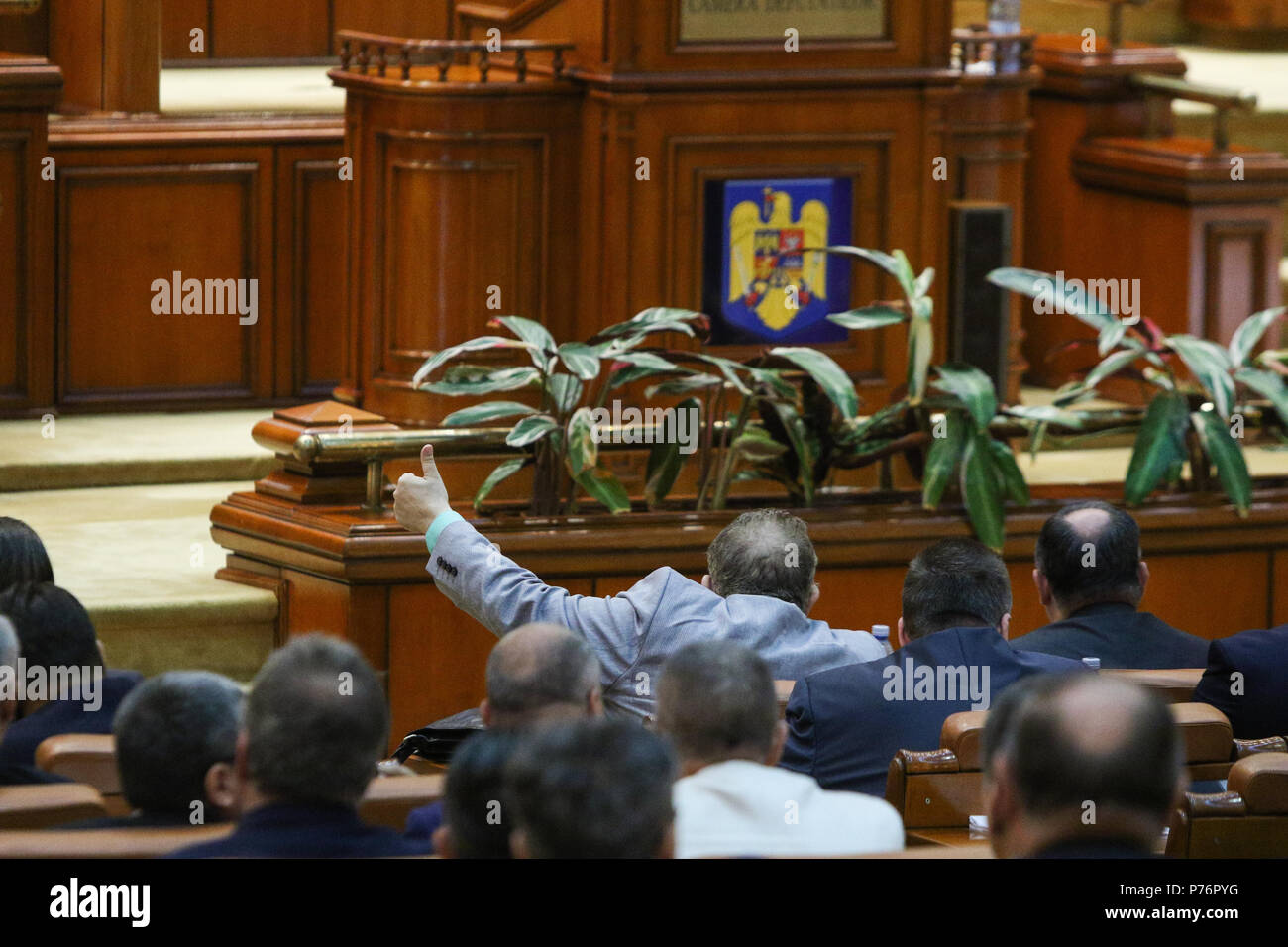 Bukarest, Rumänien - 4. Juli 2018: Die Lider einer parlamentarischen Gruppe signalisiert seinen Coleagues wie während einer Debatte zur Änderung eines Gesetzes zu stimmen Stockfoto