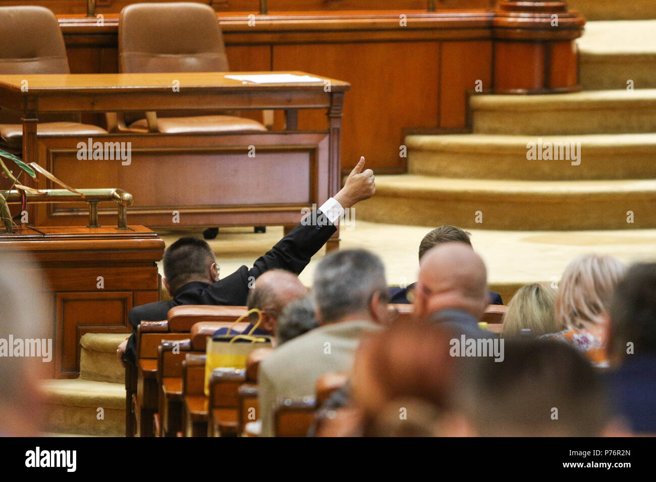 Bukarest, Rumänien - 4. Juli 2018: Die Lider einer parlamentarischen Gruppe signalisiert seinen Coleagues wie während einer Debatte zur Änderung eines Gesetzes zu stimmen Stockfoto