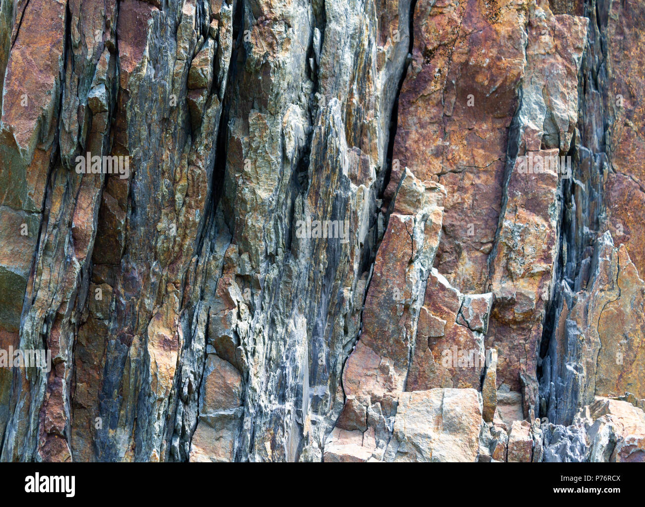 Nahaufnahme der sedimentären Gesteinsschichten gefaltet senkrecht und durch Küstenerosion ausgesetzt, die Westküste, Irland Stockfoto