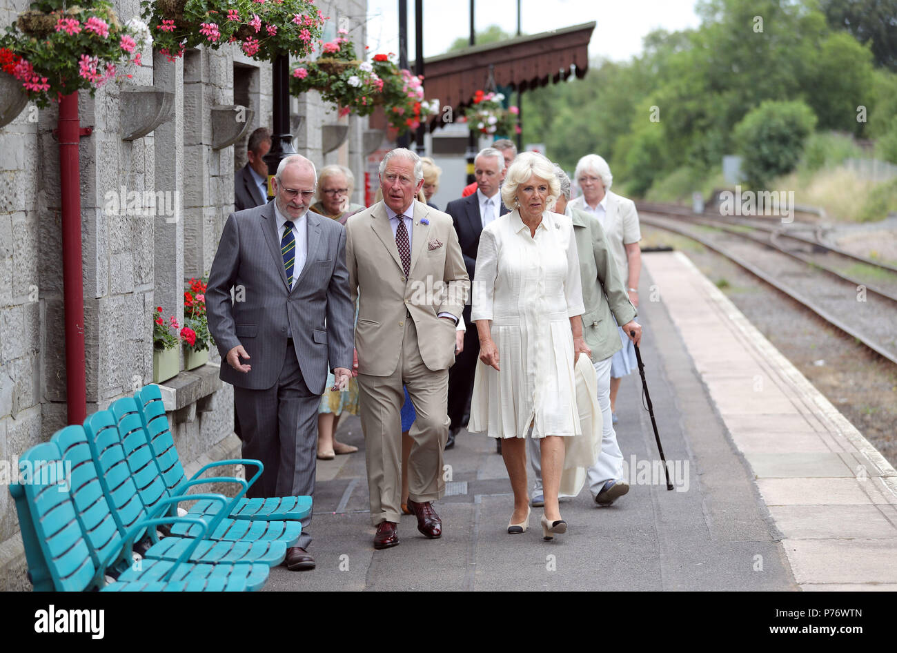 Der Prinz von Wales und die Herzogin von Cornwall bei einem Besuch in Kuusamo Bahnhof anläßlich des 150. Jahrestages der Herzen von Wales Bahnstrecke zu markieren. Stockfoto