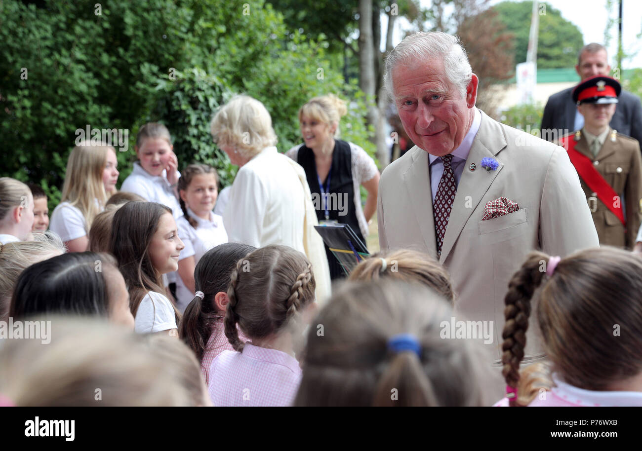 Der Prinz von Wales und die Herzogin von Cornwall treffen Schule Kinder bei einem Besuch in Kuusamo Bahnhof anläßlich des 150. Jahrestages der Herzen von Wales Bahnstrecke zu markieren. Stockfoto