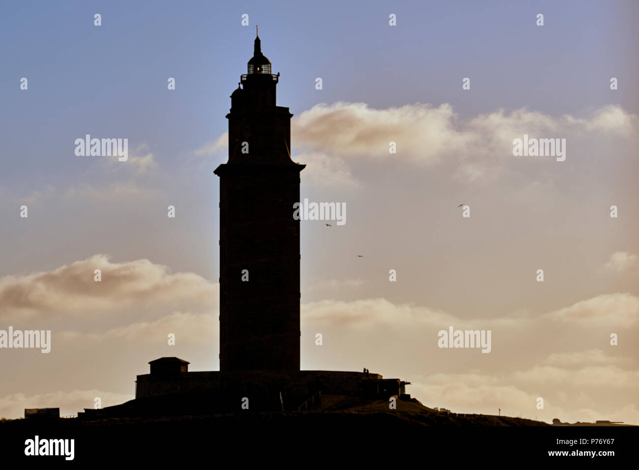 Silhouette der Turm des Herkules, der älteste Leuchtturm in Spanien, La/A Coruña, Galicien, Spanien, Europa Stockfoto