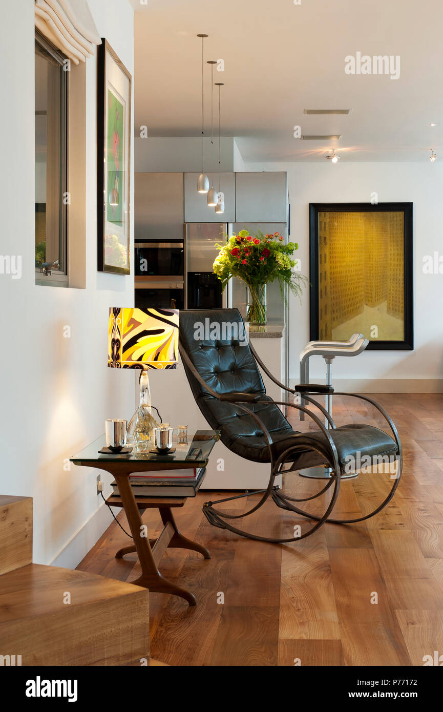 Retro Stuhl und Lampe im Wohnzimmer Stockfoto