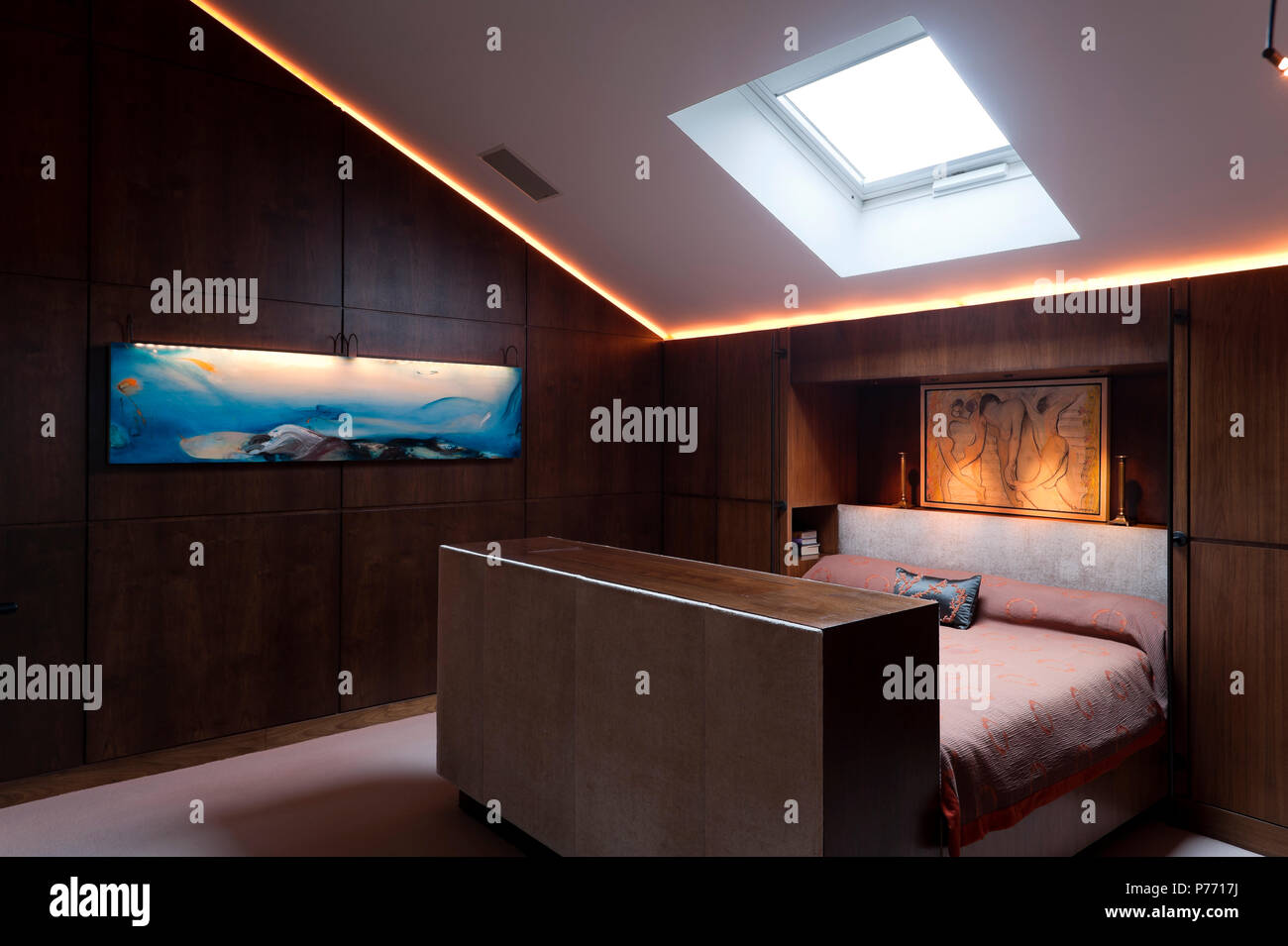 Männliche Schlafzimmer mit Holztäfelung Stockfoto