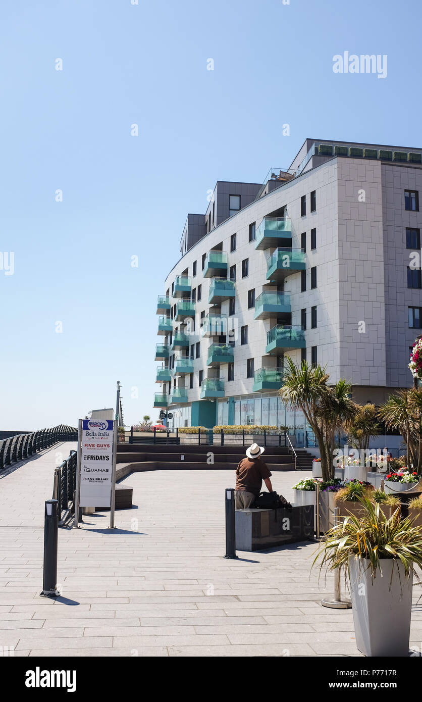 Brighton Marina Village Neue mehrfamilienhäuser Wohnungen mit Geschäften und Cafés an der Promenade Foto aufgenommen von Simon Dack Stockfoto