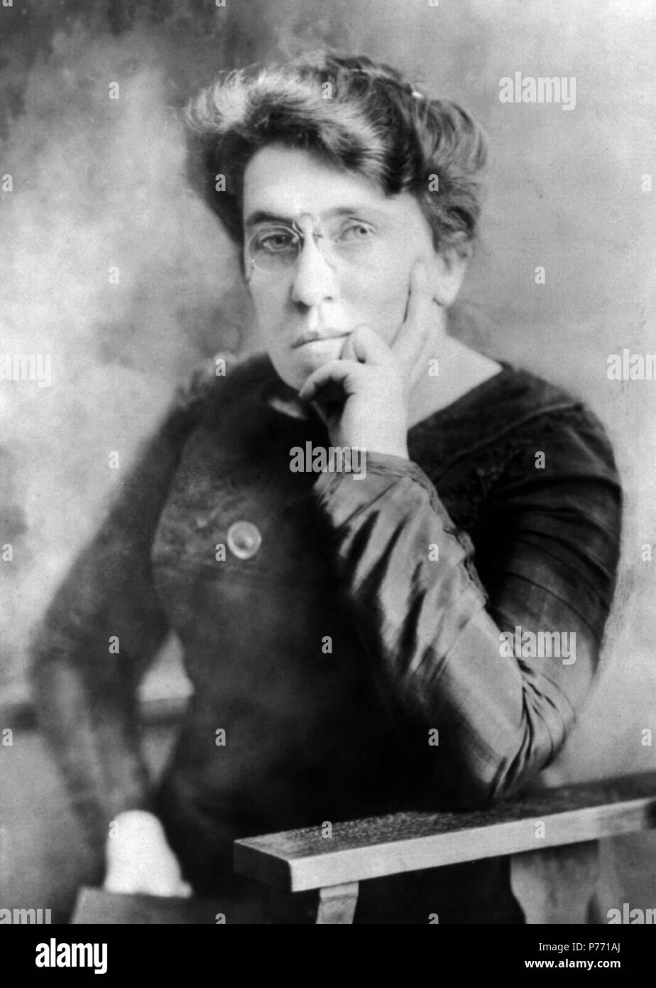Englisch: fotografische Porträt von Emma Goldman, nach links zeigen. Beschnitten und aus der ursprünglichen Bibliothek des Kongresses Version wiederhergestellt. ca. 1911. Bibliothek des Kongresses Informationen sagt, dass es 1911 veröffentlicht wurde, aber es gibt keinen Hinweis darauf, wo es zuerst veröffentlicht wurde. 1 Emma Goldman sitzt Stockfoto