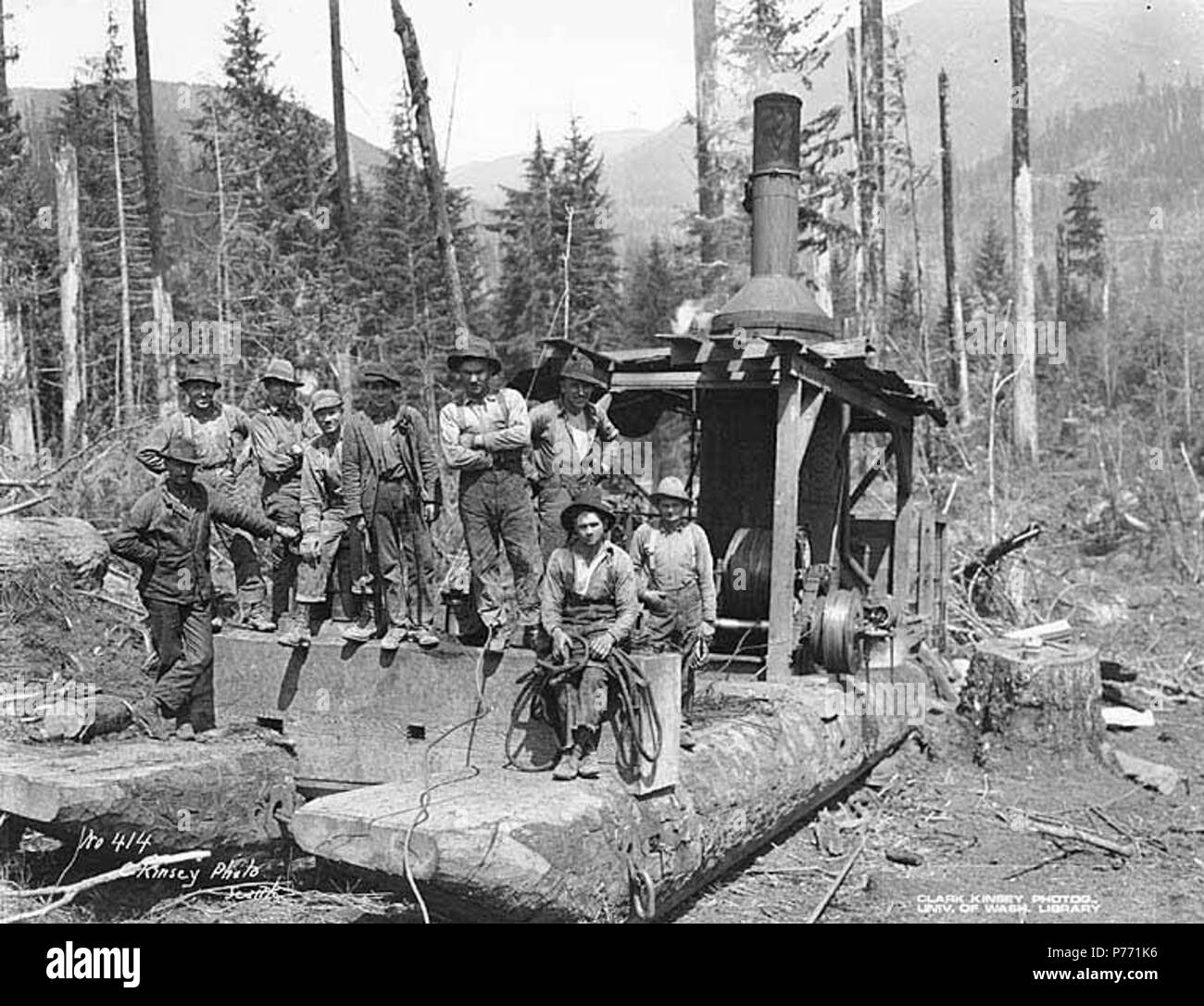 . Englisch: Logging Crew mit Dampf Esel Motor, Cascade Timber Company, Ca. 1927. Englisch: Legende auf Bild: C. Kinsey Foto, Seattle. Nr. 414 PH Coll 516.311 Die Kaskade Timber Company im Vertrauen, mit Hauptsitz in Washington war. Vertrauen war ein logging Gemeinschaft auf der Nordseite der Nisqually River drei und eine halbe Meilen westlich der Elbe im Süden Pierce County. Es wurde von Erle Dam und eine Gemeinschaft, die sogenannte "Neue Abhängigkeit war eine halbe Meile nördlich der Erle gebaut überschwemmt. Die Abhängigkeit Lumber Company gebaut, um die ursprüngliche Eigenständigkeit. Einem Hügel heißt Vertrauen. Themen (LCTGM): Cascade Timbe Stockfoto