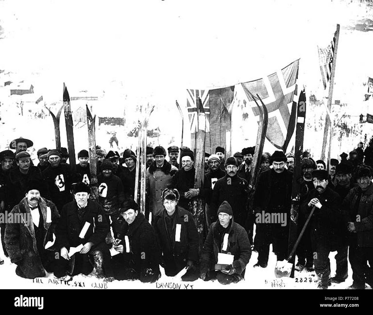. Englisch: Arctic Ski Club, Dawson City, Yukon Territory, Ca. 1899. Englisch: Gruppe von Männern mit britischen, norwegischen und amerikanische Flaggen posierte für Gruppenbild mit ihren skiis. Bildunterschrift auf das Bild: "Themen der Arktis Ski Club DawsonY.T.' (LCTGM): Skifahrer - Yukon Themen (LCSH): Arktis Ski Club (Yukon); Portraits, Group ----- Yukon Dawson. ca. 1899 1 Arktis Ski Club, Dawson City, Yukon Territory, ca 1899 (HEGG 349) Stockfoto