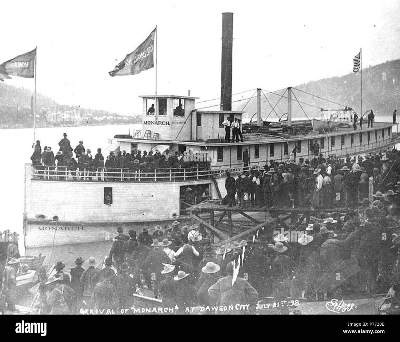 . Englisch: Ankunft der Steamboat MONARCH in Dawson City, Yukon Territory, 21. Juli 1898. Englisch: Legende auf Bild: Ankunft von 'Monarch' in Dawson City 21. Juli 98 "Klondike Gold Rush. Themen (LCTGM): Dampfschiffe - Yukon - Dawson Themen (LCSH): Monarch (Steamboat). 1898 1 Ankunft der Steamboat MONARCH in Dawson City, Yukon Territory, 21. Juli 1898 (HEGG 18) Stockfoto