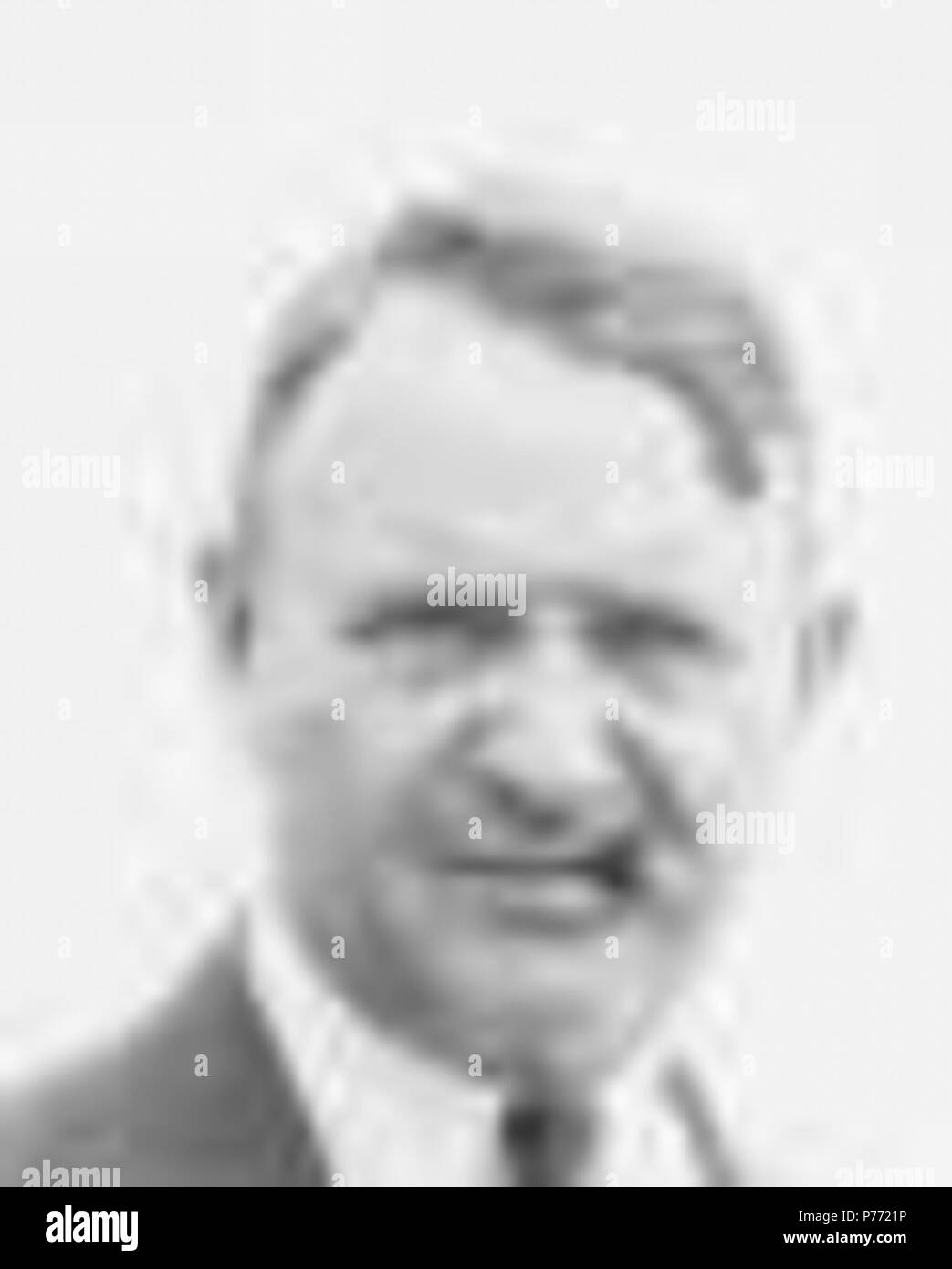 Englisch: Fahren Symbol Barney Oldfield, mit dem Hut in der Hand und Zigarre im Mund, mit den Neun fahren Mechanik, oder 'mechanicians", der die Welt Klasse Racers in der 11. und letzten Tacoma Speedway Long Distance Race im Juli begleiten würde von 1922 gestellt. Harlan Fengler, der mit kalifornischen Harry Hartz ritt, ist dritter von links neben Herrn Oldfield und Terry Curley sitzt, extremen linken, vorderen Zylinderreihe. Andere wurden nicht identifiziert. TPL TPL-2743; -3169. ca. 1922 1 Barney Oldfield 1922 (7/8) Stockfoto