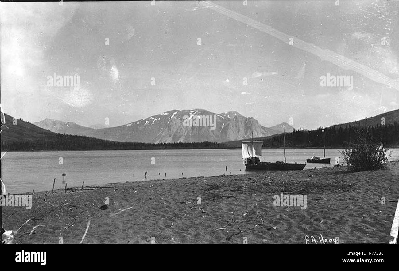 . Englisch: Strand bei Carcross, Yukon Territory, 1898. Englisch: Legende auf Bild: "Carraboo Überfahrt, N.W.T. 1898' Themen (LCTGM): Segelboote -- Yukon; Strände -- Yukon; Flüsse -- Yukon Themen (LCSH): Caribou River (Yukon). 1898 1 Strand bei Carcross, Yukon Territory, 1898 (HEGG 270) Stockfoto