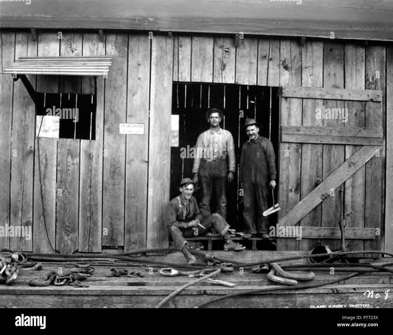 . Englisch: Schmiede, Twin Falls Logging Company, Yacolt, Ca. 1916. Englisch: Legende auf Bild: Nr. 8 PH-Coll 516.4475 die Twin Falls Logging Company war eine Tochtergesellschaft der Weyerhaeuser Timber Company in Reaktion auf die 1902 Yacolt Brennen in südwestlichem Washington gebildet. Weyerhaeuser besaß mehrere Flächen von Holz im Jahr 1902, als das Feuer angeschlagen. Die Twin Falls Logging Company wurde gebildet, um das verbrannte Holz zu retten, zusammen mit dem See Fluß Boom Unternehmen. 1904 wurde der Konzern würde genannt werden die Clark County Timber Company, mit der Twin Falls Anmeldung Unternehmen als Aufwand und zukünftige Investitionen dienen Stockfoto