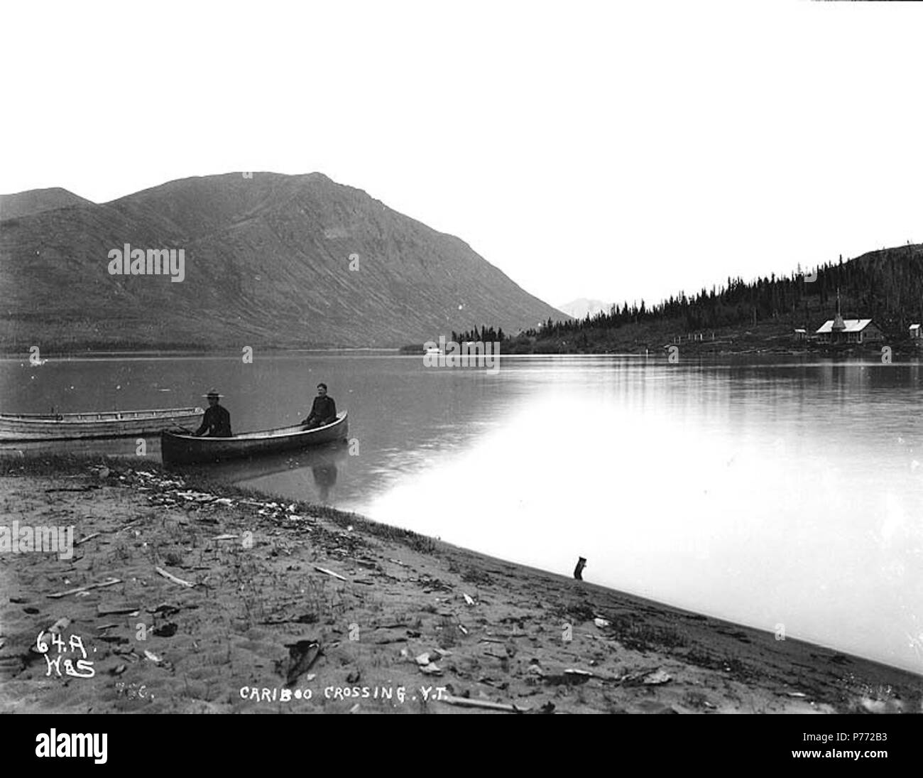 . Englisch: Carcross, Yukon Territory, Ca. 1898. Englisch: Zeigt zwei Männer, der eine ein north-west Mounted Police Officer, in einem Boot. Carcross war an der Kreuzung der Bennett See und Tagish Lake entfernt. Bildunterschrift auf Bild: 'Cariboo überqueren, Y.T.' Original Foto von Eric A. Hegg 730; von Webster und Stevens 64. A. kopiert Themen (LCTGM): Strände ------ Yukon Carcross; Kanus ------ Yukon Carcross Themen (LCSH): Carcross (Yukon); Bennett, See (v. Chr.); Tagish Lake (Yukon); North West Mounted Police (Kanada). ca. 1898 2 Carcross, Yukon Territory, ca 1898 HEGG (139) Stockfoto