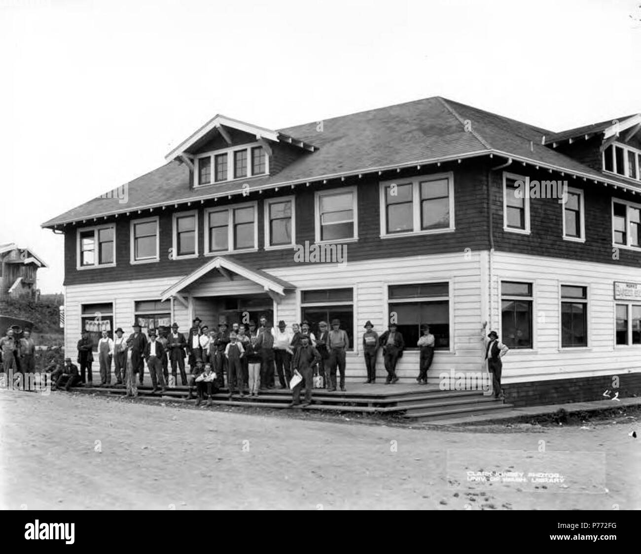 . Englisch: Company Store, Brookings Holz und Lumber Company, Brookings, Ca. 1919. Englisch: eine Abteilung der Kalifornien und Oregon Lumber Company. Bildunterschrift: 42, Brookings Brookings 516.275 PH-Coll ist eine Stadt in der Nähe der kalifornischen Grenze im Curry County, Oregon. Die Stadt wurde nördlich der Chetco River im Jahr 1913 von der Brookings Holz und Lumber Company gegründet. Die Vermögenswerte des Unternehmens wurden mit der Del Norte in Nordkalifornien zusammengeführt und bilden die Kalifornien und Oregon Lumber Company. Die C&O Lumber Company Mühle geschlossen im Jahre 1925. Themen (LCSH): xyz. ca. 1919 3 Company Store, Bach Stockfoto