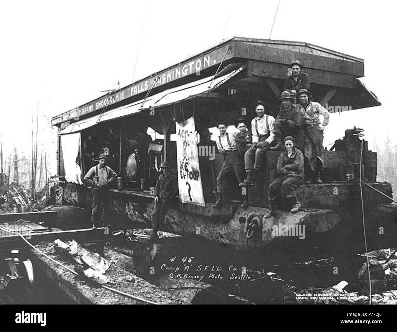 . Englisch: Crew und einem Esel Motor, Snoqualmie Falls Lumber Company, Ca. 1922. Englisch: Legende auf Bild: Camp "A" SF. Lbr Co. C.K. Kinsey Foto, Seattle. Nr. 45 PH-Coll 516.4249 Themen (LCTGM): Elektrische Esel - Washington (State); Logger; Waggons - Washington (State); Holzindustrie - Washington (State); Snoqualmie Falls Lumber Company - Leute - Washington (State); Snoqualmie Falls Lumber Company - - Ausrüstung & Zubehör - Washington (State); King County (Washington); Gruppe Porträts. ca. 1922 3 Crew und einem Esel Motor, Snoqualmie Falls Lumber Company, ca 1922 (KINSEY 848 Stockfoto