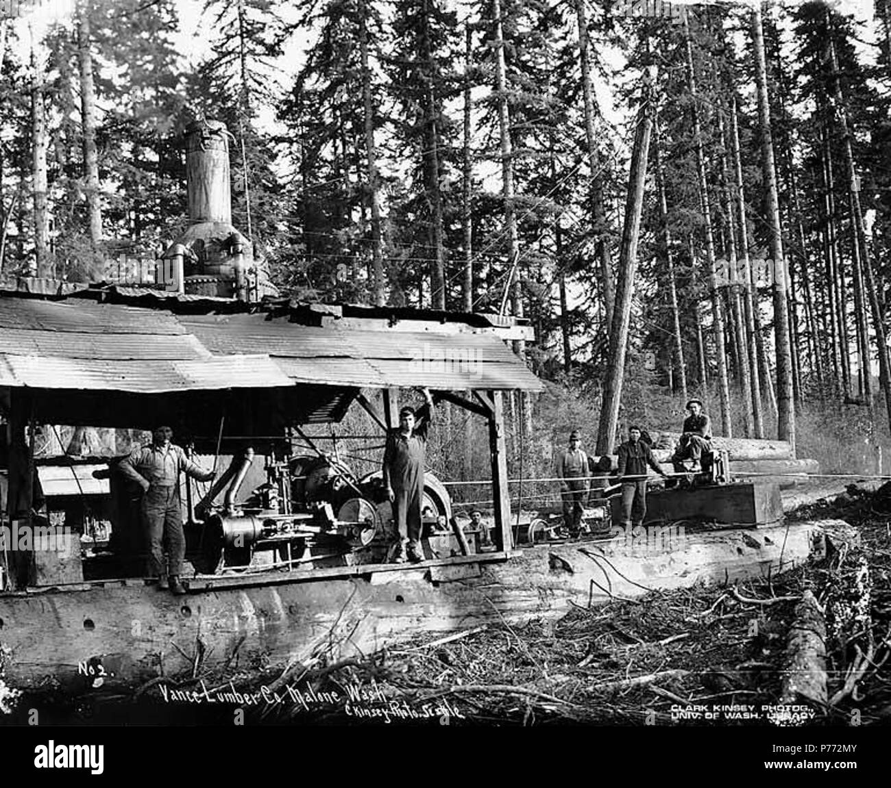 . Englisch: Crew mit Esel Motor, Vance Lumber Company, in der Nähe von Malone, Ca. 1916. Englisch: Legende auf Bild: Vance Lumber Co., Malone, Washington C. Kinsey Foto, Seattle. Nr. 2 PH-Coll 516.4500 Das Sägewerk in Malone vor 1908 von der Joe Vance Lumber Company gegründet wurde. Es war für die Bordeaux Lumber Company verkauft werden kann. 1922. Malone ist eine Gemeinschaft, die auf dem Moxie Creek 15 Meilen östlich von Montesano im Südosten Grays Harbor County. Es war einmal ein Sägewerk und Schindel Mühle Stadt, aber nun hat keine Bedeutung. Der Name ist für Hector J. Malone, der die erste Schindel Mühle im Jahre 1897 gegründet. Stockfoto