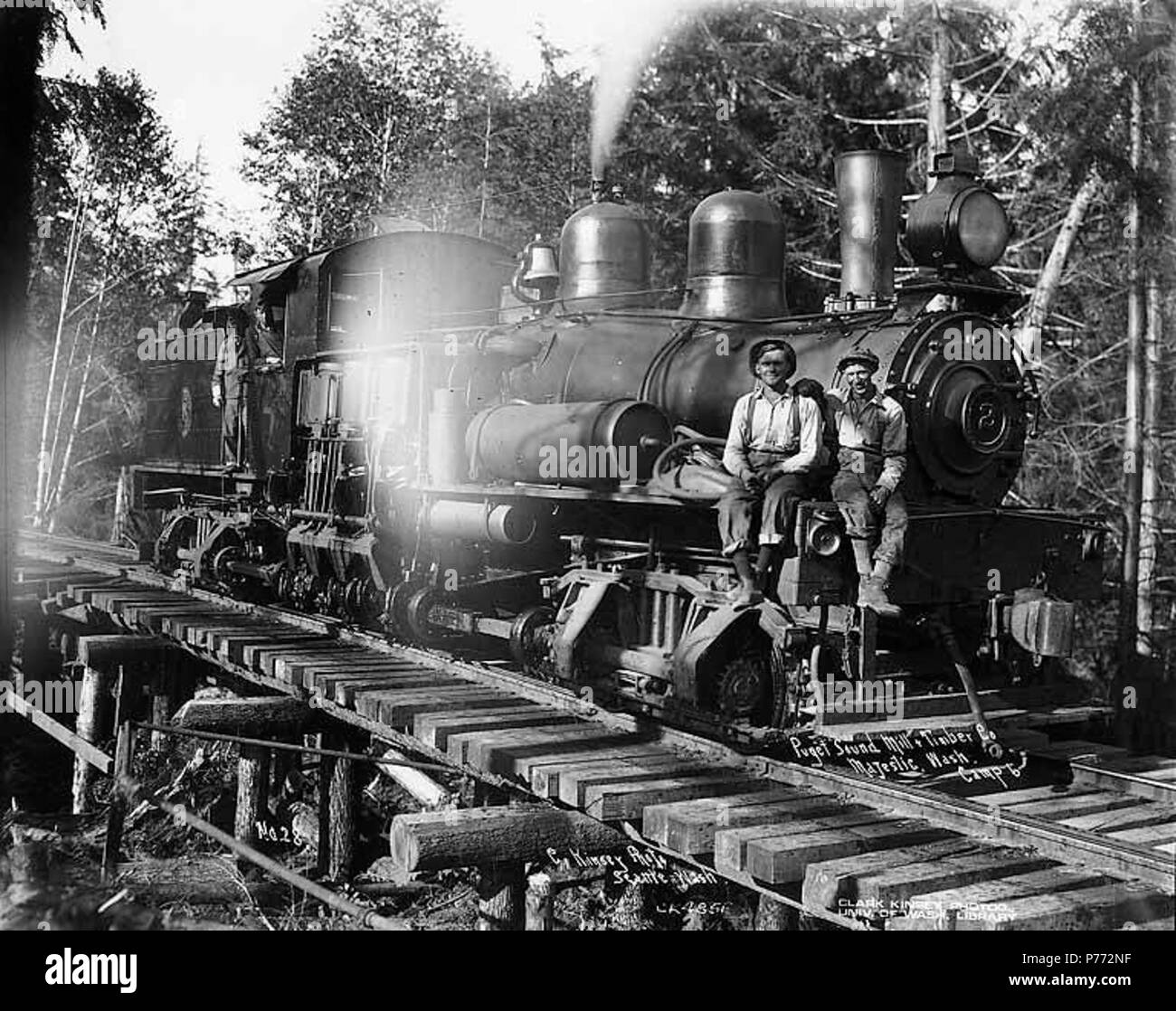 . Englisch: Crew mit Puget Sound Mühle und Timber Company 2-truck Shay Lokomotive Nr. 2, 6, evtl. an der majestätischen, Ca. 1922. Englisch: Legende auf Bild: Camp 6, Puget Sound Mill & Holz Co., Majestic, Washington C. Kinsey Foto, Seattle, Washington Nr. 28 PH-Coll 516.3001 Puget Sound Mill & Holz Unternehmen seine ersten Bauholz Schnitt an Port Angeles im Jahre 1914. Protokollierung der Vorgänge wurden am 2. Die Mühle war aus dem Geschäft von 1927. Die Lage von Majestic ist unbekannt; vermutlich war es in Clallam County [cataloger Hinweis]. Themen (LCTGM): Eisenbahn Lokomotiven; Eisenbahnschienen - Washington (State); Tr Stockfoto