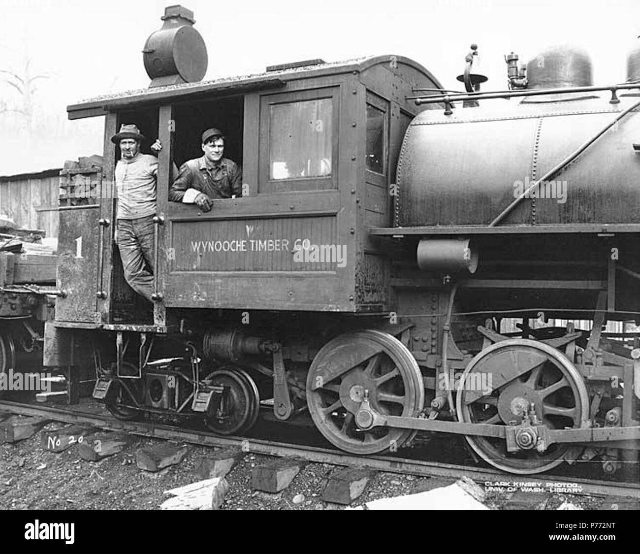 . Englisch: Crew mit Wynooche Timber Company 0-6-4 Seite - Tank Lok Nr. 1, Montesano, Ca. 1921. Englisch: Legende auf Bild: Nr. 20 PH-Coll 516.5183 Die Wynooche Holz unternehmen kann. 1913 mit Hauptsitz in Hoquiam und Protokollierung der Vorgänge in Montesano. Es war für Wynooche Tal im Nordosten Grays Harbor County genannt. Wynooche Timber Company wurde von Schafer Brüder Logging Company gekauft. 1927. Themen (LCTGM): Eisenbahn Lokomotiven - Washington (State); Eisenbahnschienen - Washington (State); Holzindustrie - Washington (State); Wynooche Timber Company - - Ausrüstung & suppl. Stockfoto