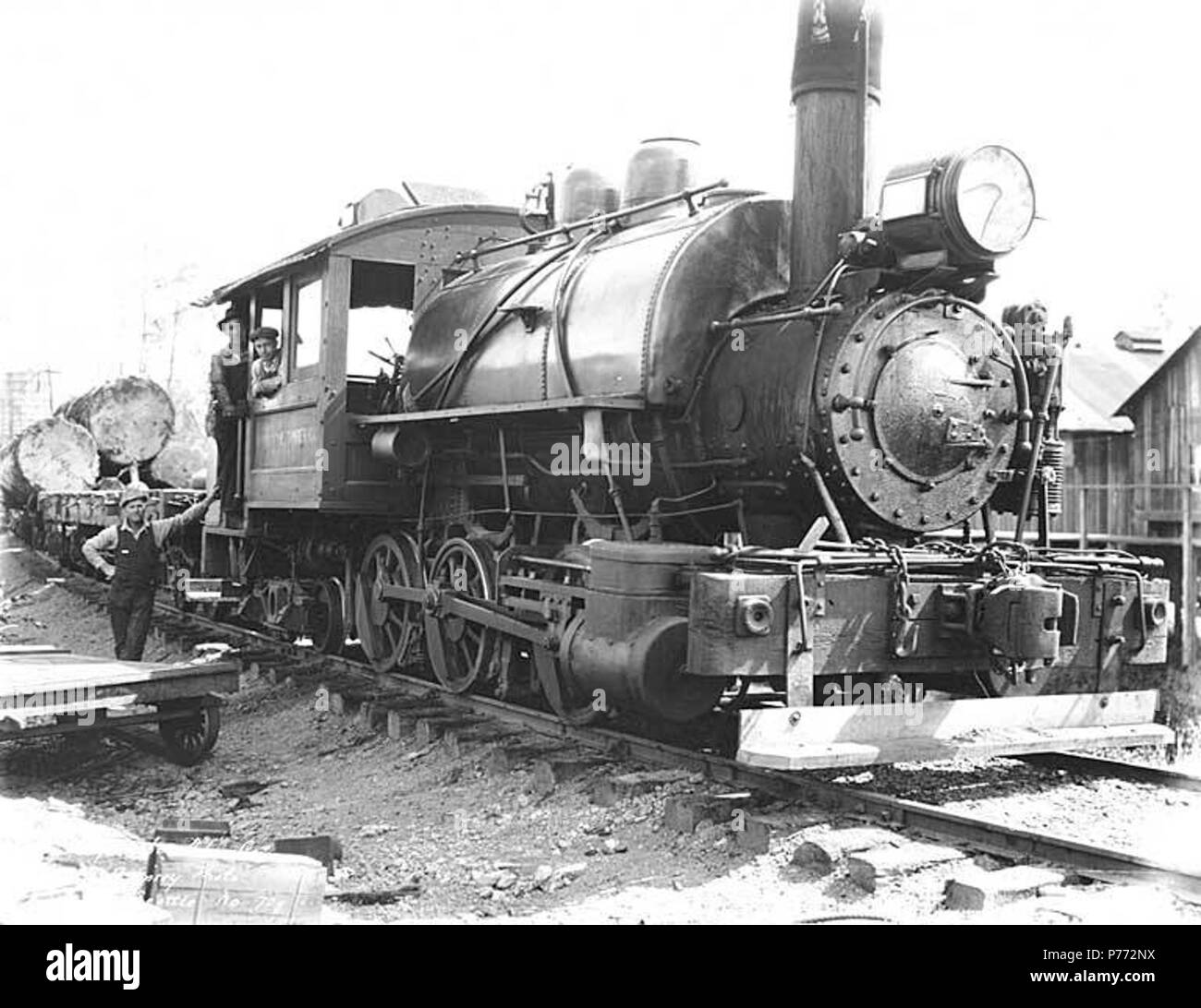 . Englisch: Mannschaft mit 0-6-4 Sattel Wynooche's Timber Company - Tank Baldwin Lokomotive Nr. 1 und Zug, Montesano anmelden, Ca. 1921. Englisch: Legende auf Bild: Wynooche Tbr Co.C. Kinsey Foto, Seattle. Nr. 709 PH Coll 516.5215 Die Wynooche Holz unternehmen kann. 1913 mit Hauptsitz in Hoquiam und Protokollierung der Vorgänge in Montesano. Es war für Wynooche Tal im Nordosten Grays Harbor County genannt. Wynooche Timber Company wurde von Schafer Brüder Logging Company gekauft. 1927. Themen (LCTGM): Protokolle; Eisenbahn Lokomotiven - Washington (State) - MONTESANO; Waggons - Washington (St Stockfoto