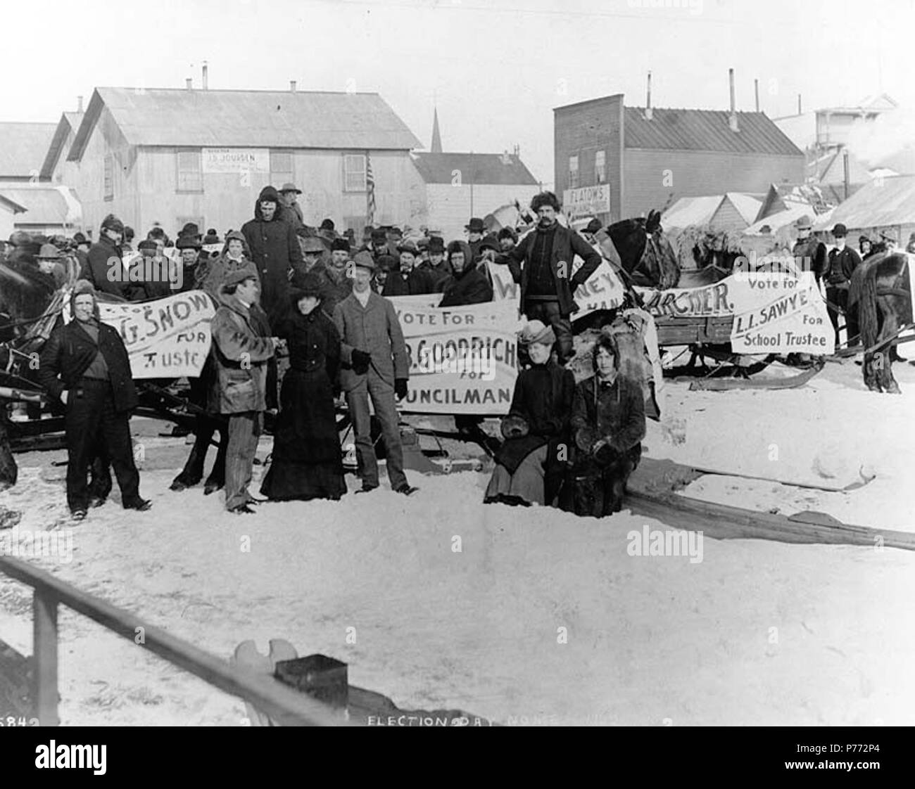 . Englisch: Masse für den Wahltag, Nome, Alaska, 1902 versammelt. Englisch: Zeigt Männer und Frauen mit Abstimmung Zeichen" für … Goodrich für Stadtrat' und 'Abstimmung für L.L. Sawyer für Schule Treuhänder 'Titel auf das Bild: "Tag der Wahl, Nome 1902 'Original Bild in Hegg Album 37, Seite 37. Themen (LCTGM): politische Wahlen - - Alaska - Nome; Wahlkampf - Alaska - Nome; Wahlplakate - Alaska - Nome. 1902 3 Versammelt für Wahltag, Nome, Alaska, 1902 (HEGG 182) Stockfoto