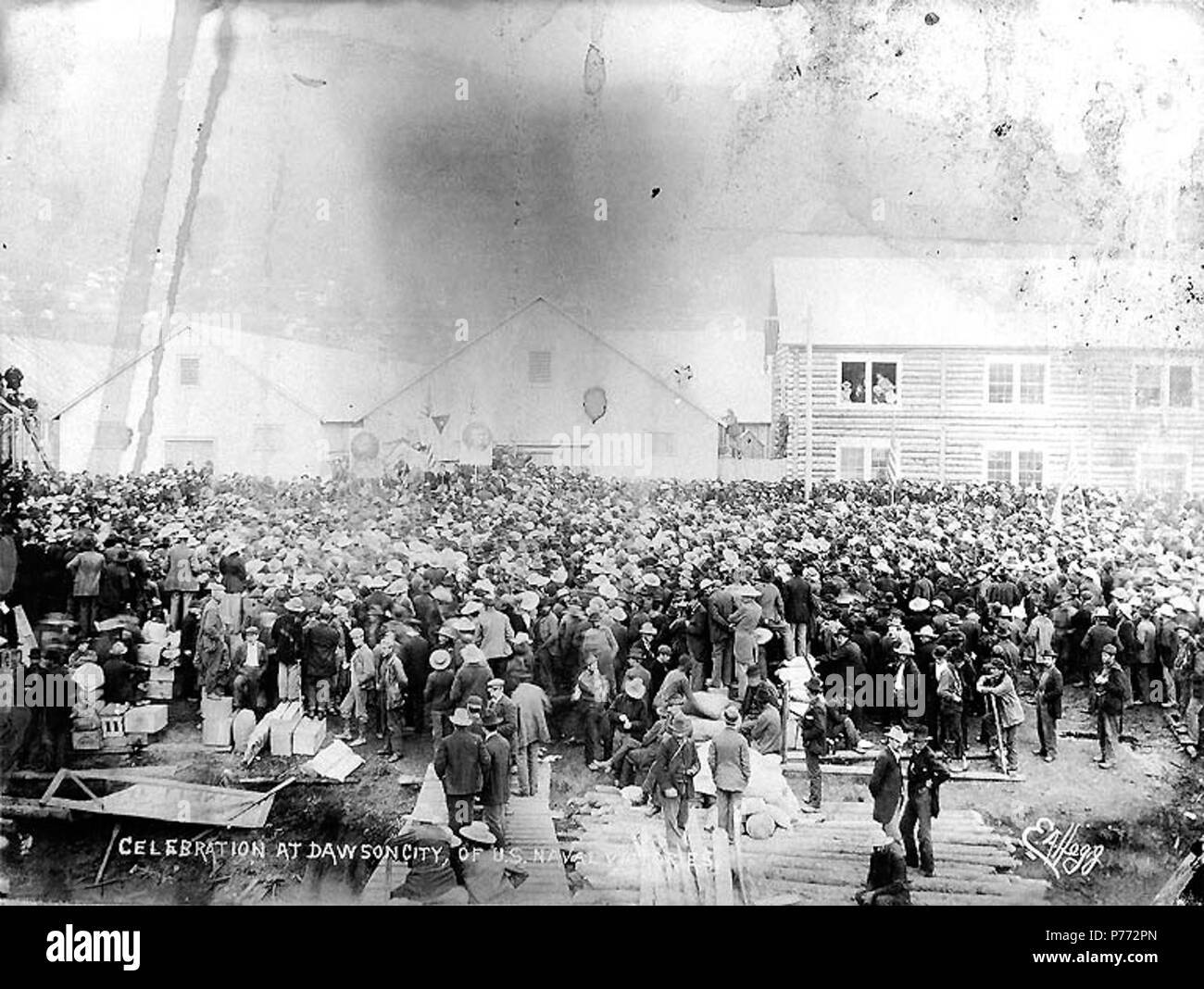 . Englisch: Menschenmenge feiern U.S. Naval Siege während des Spanisch-Amerikanischen Krieges, Dawson City, Yukon Territory, 1898. Englisch: Legende auf Bild: "Feier in Dawson City der US Naval Siege' Themen (LCTGM): Massen---- Yukon Dawson; Sieg feiern ------ Yukon Dawson; Massen---- Yukon Dawson. 1898 3 Menschenmenge feiern US Naval Siege während des Spanisch-Amerikanischen Krieges, Dawson City, Yukon Territory, 1898 (HEGG 391) Stockfoto