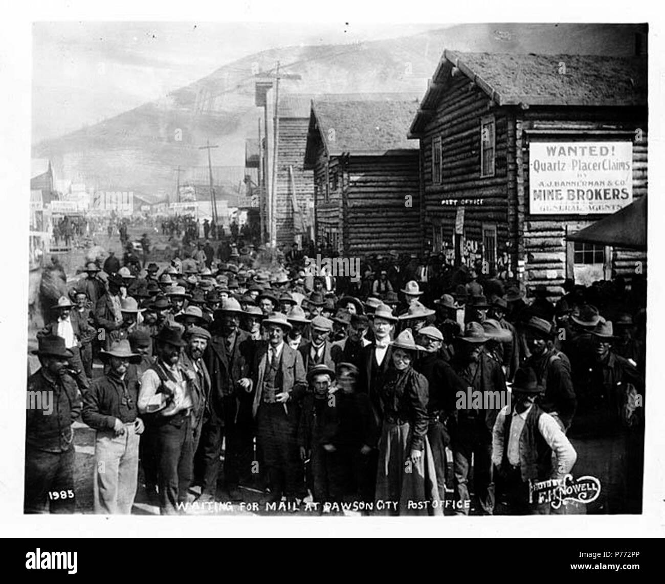 . Englisch: Menge von Menschen warten auf eine e-mail an Dawson Post, Anzeigen melden Sie Gebäude und Zeichen für mein Broker office, Ca. 1898. Englisch: Legende auf Bild: Warten auf eine e-mail an Dawson City Post. Foto von F.H. Nowell, 1985 Fächer (LCTGM): Postämter - Yukon Territory - Dawson; Massen - Yukon Territory - Dawson; Straßen-- Yukon Territory - Dawson Themen (LCSH): Post Bauten - - Yukon Territory - Dawson. ca. 1898 3 Masse von Menschen warten auf eine e-mail an Dawson Post, Anzeigen melden Sie Gebäude und Zeichen für mein Broker office, ca 1898 (NOWELL 30) Stockfoto