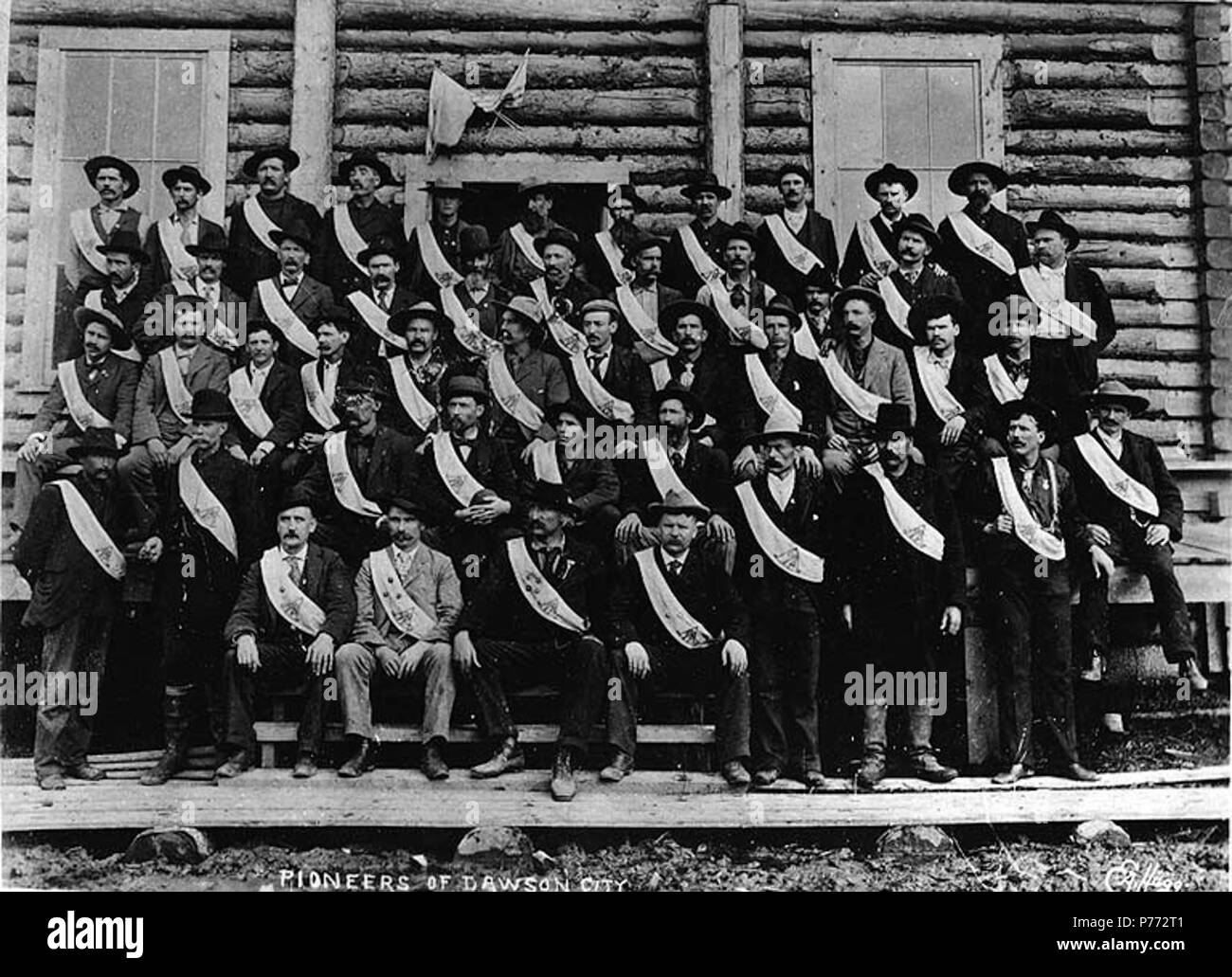 . Englisch: Dawson Pioniere, Yukon Territory, Ca. 1900. Englisch: Legende auf Bild: "Pioniere von Dawson City' Original in Hegg Album 26, Seite 29. Themen (LCTGM): Pioniere - Yukon - Dawson Themen (LCSH): Porträts, Group ----- Yukon Dawson. ca. 1900 3 Dawson Pioniere, Yukon Territory, ca 1900 (HEGG 559) Stockfoto