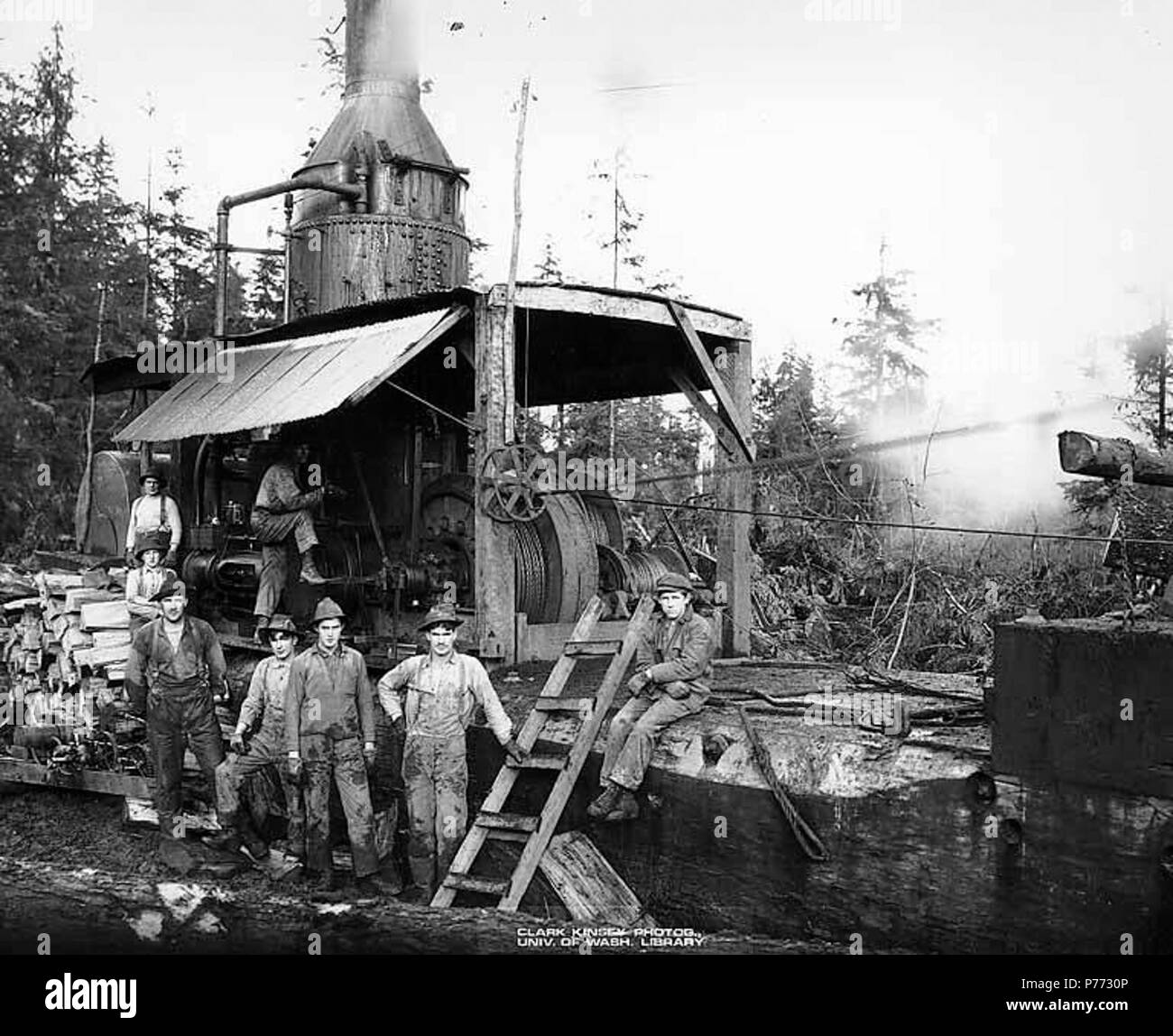 . Englisch: Esel Motor und Crew, Wynooche Timber Company, wahrscheinlich in Grays Harbor County, CA. 1921. Englisch: PH-Coll 516.5233 Die Wynooche Holz unternehmen kann. 1913 mit Hauptsitz in Hoquiam und Protokollierung der Vorgänge in Montesano. Es war für Wynooche Tal im Nordosten Grays Harbor County genannt. Wynooche Timber Company wurde von Schafer Brüder Logging Company gekauft. 1927. Themen (LCTGM): Dampf Esel - Washington (State); Logger; Brennholz - Washington (State); Leitern; Rollen; Holzindustrie - Washington (State); Wynooche Timber Company - Leute - Washington (State) Stockfoto