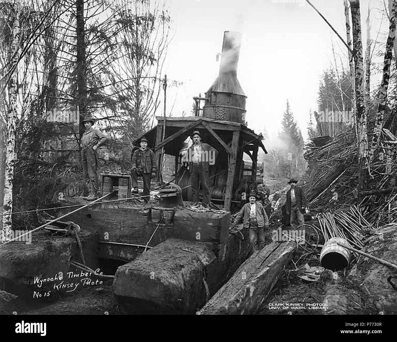 . Englisch: Esel Motor und Crew, Wynooche Timber Company, wahrscheinlich in Grays Harbor County, CA. 1921. Englisch: Legende auf Bild: Wynoche Bauholz Co Kinsey Foto. Nr. 15 PH-Coll 516.5228 Die Wynooche Holz unternehmen kann. 1913 mit Hauptsitz in Hoquiam und Protokollierung der Vorgänge in Montesano. Es war für Wynooche Tal im Nordosten Grays Harbor County genannt. Wynooche Timber Company wurde von Schafer Brüder Logging Company gekauft. 1927. Themen (LCTGM): Dampf Esel - Washington (State); Logger; Holzindustrie - Washington (State); Wynooche Timber Company - Leute - washingt Stockfoto
