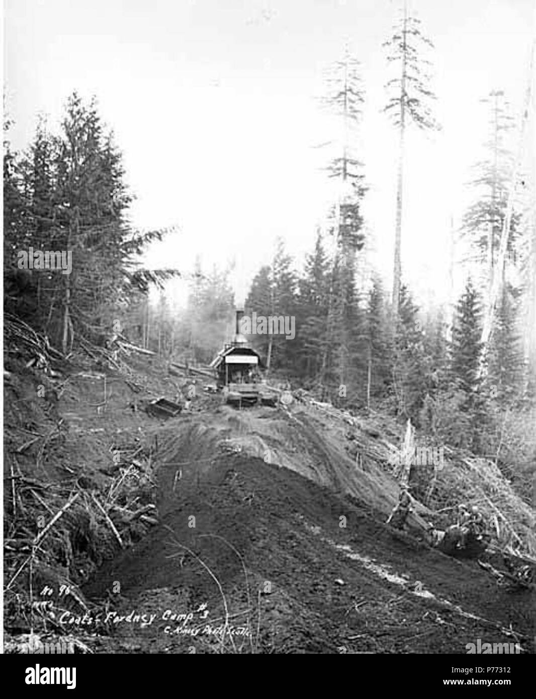 . Englisch: Esel Motor an der Baustelle, Lager 3, Coats-Fordney Lumber Company, in der Nähe von Aberdeen, Ca. 1920. Englisch: Legende auf Bild: Coats-Fordney, Lager #3. C. Kinsey Foto, Seattle. Nr. 95 PH-Coll 516.638 Die Coats-Fordney Lumber Company als A.f. gestartet Mäntel Lumber Company im Jahr 1905 mit Sitz in Aberdeen. Es wurde das Coats-Fordney Lumber Company im Jahre 1910 und 1924, war es die Donovan-Corkery Lumber Company genannt. Aberdeen ist eine Stadt in Grays Harbor (ehemals) Chehalis County. Die Stadt wurde Flochten von Samuel Benn 1884 auf seinem Gehöft. Benn war in New York Ci geboren Stockfoto